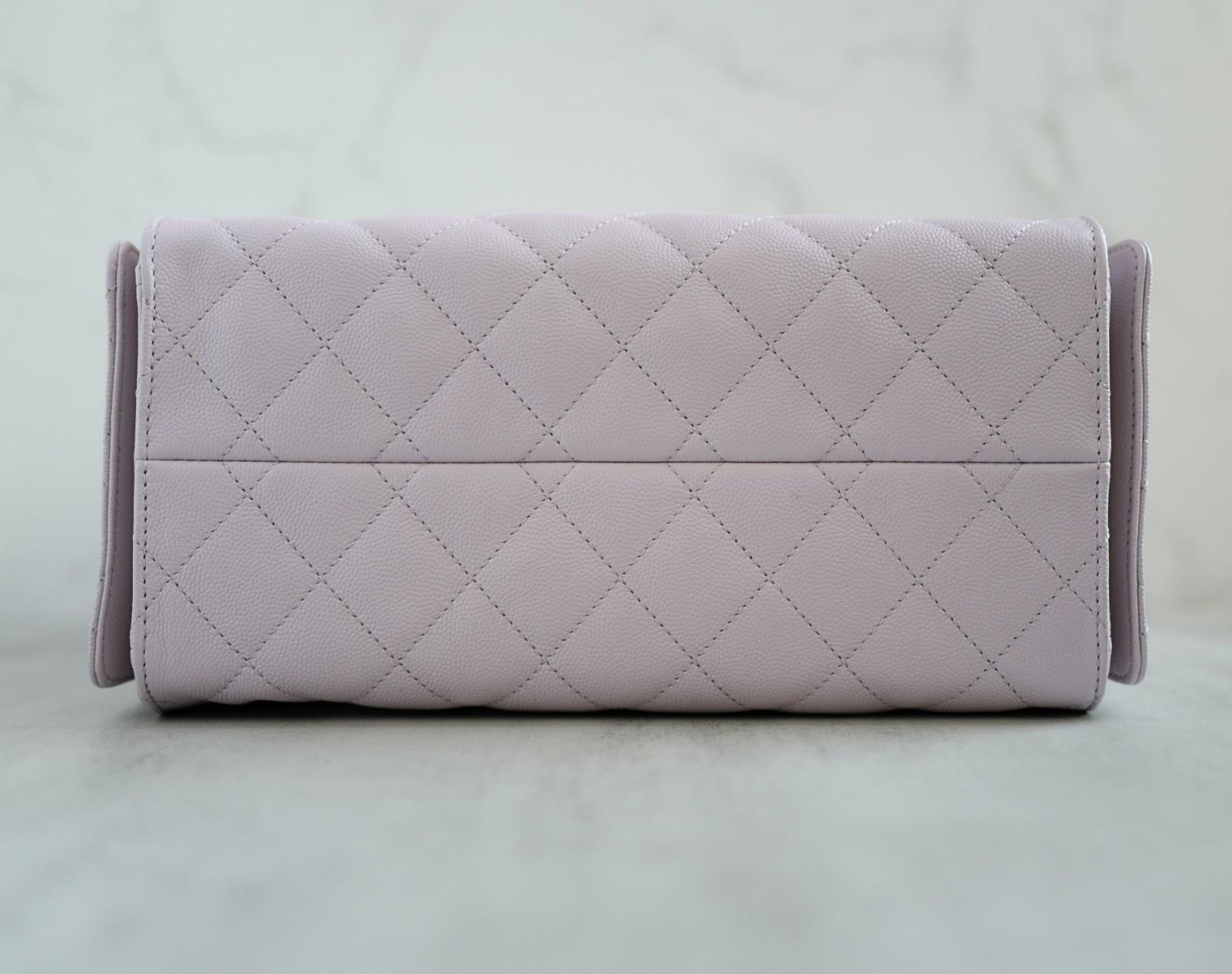 BNIB Chanel 25K Small Hobo Bag Lilac Grained Calfskin with Gold Hardware (Sac hobo en cuir de veau grainé lilas avec accessoires en or) Pour femmes en vente