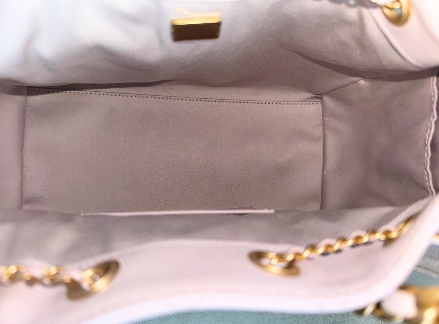 BNIB Chanel 25K Small Hobo Bag Lilac Grained Calfskin with Gold Hardware (Sac hobo en cuir de veau grainé lilas avec accessoires en or) en vente 1