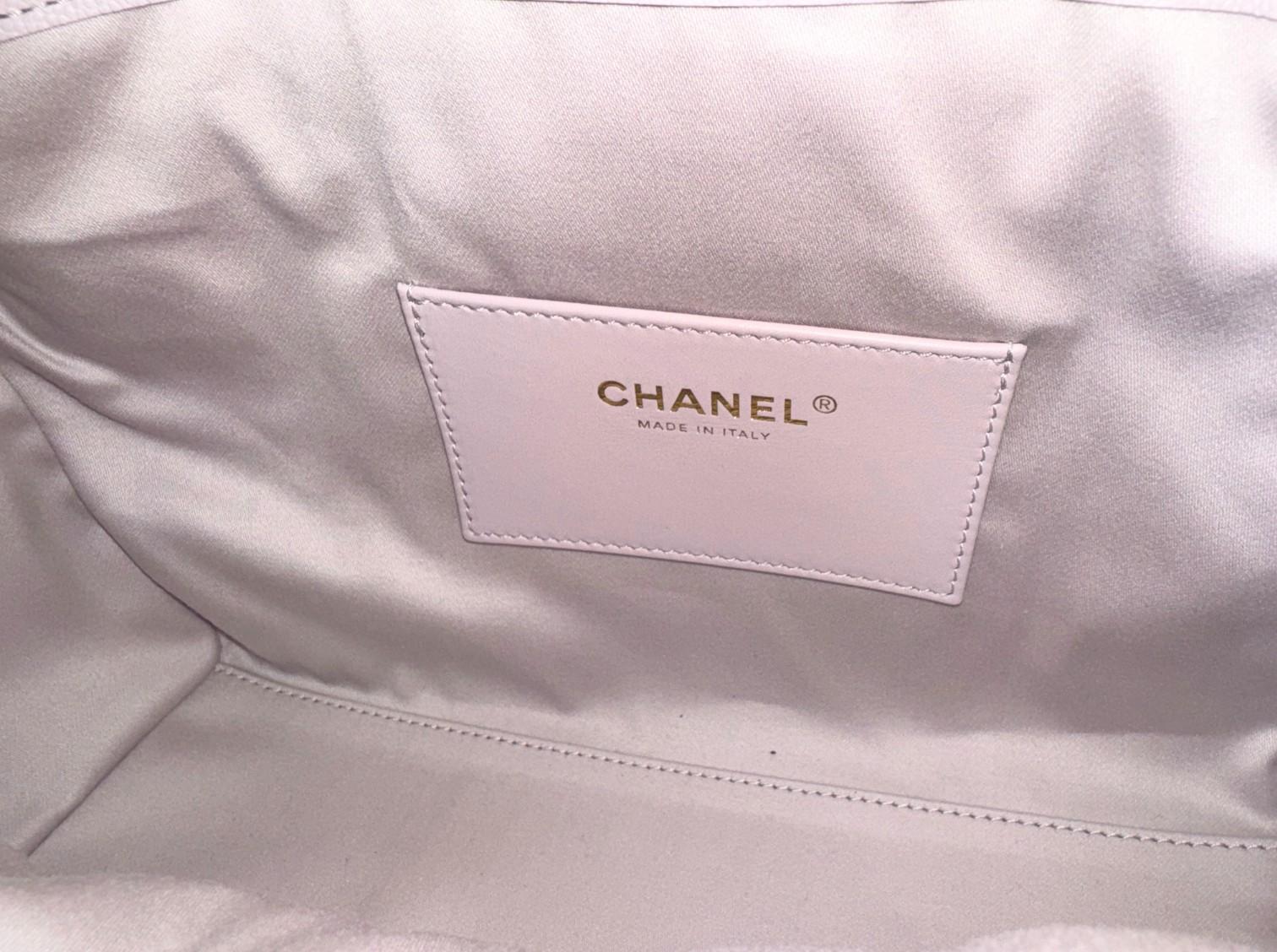 BNIB Chanel 25K Small Hobo Bag Lilac Grained Calfskin with Gold Hardware (Sac hobo en cuir de veau grainé lilas avec accessoires en or) en vente 2