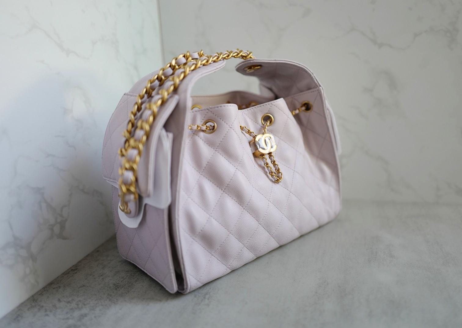 BNIB Chanel 25K Small Hobo Bag Lilac Grained Calfskin with Gold Hardware (Sac hobo en cuir de veau grainé lilas avec accessoires en or) en vente 3