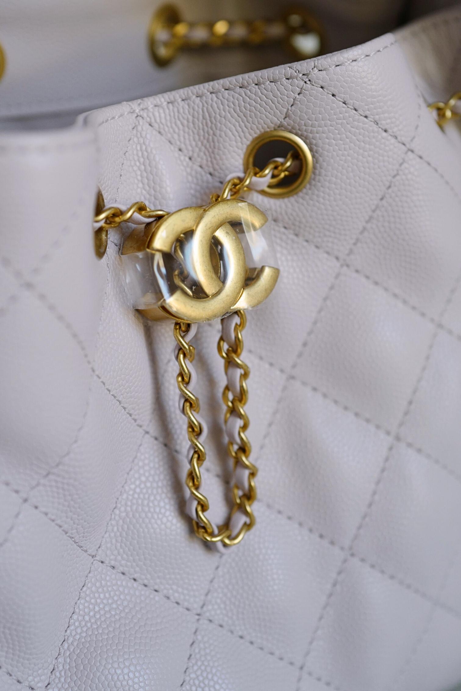 BNIB Chanel 25K Small Hobo Bag Lilac Grained Calfskin with Gold Hardware (Sac hobo en cuir de veau grainé lilas avec accessoires en or) en vente 4