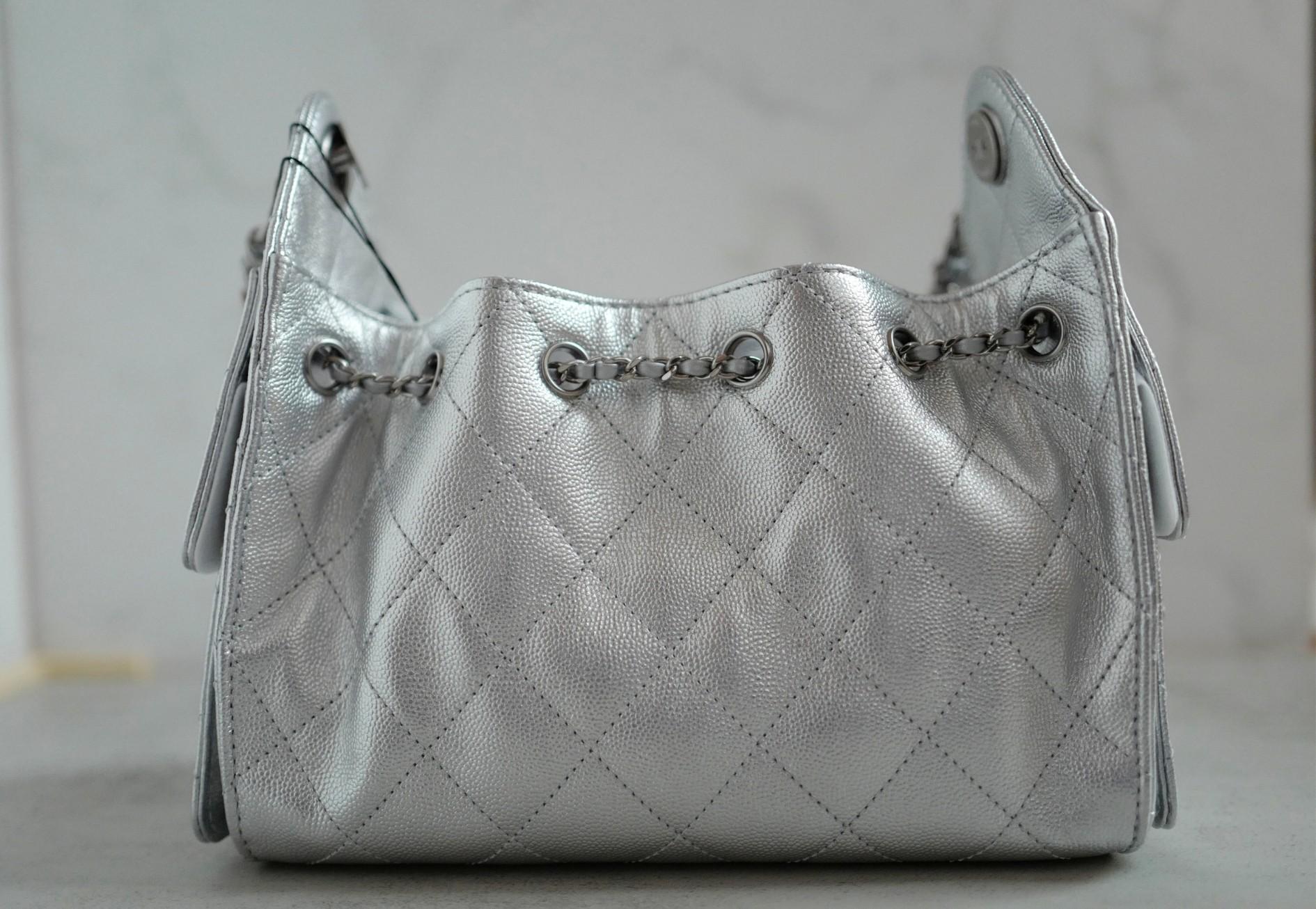 BNIB Chanel 26C Mini Hobo Metallic Silver Grained Calfskin Shoulder Bag Neuf à Forest Park, GA