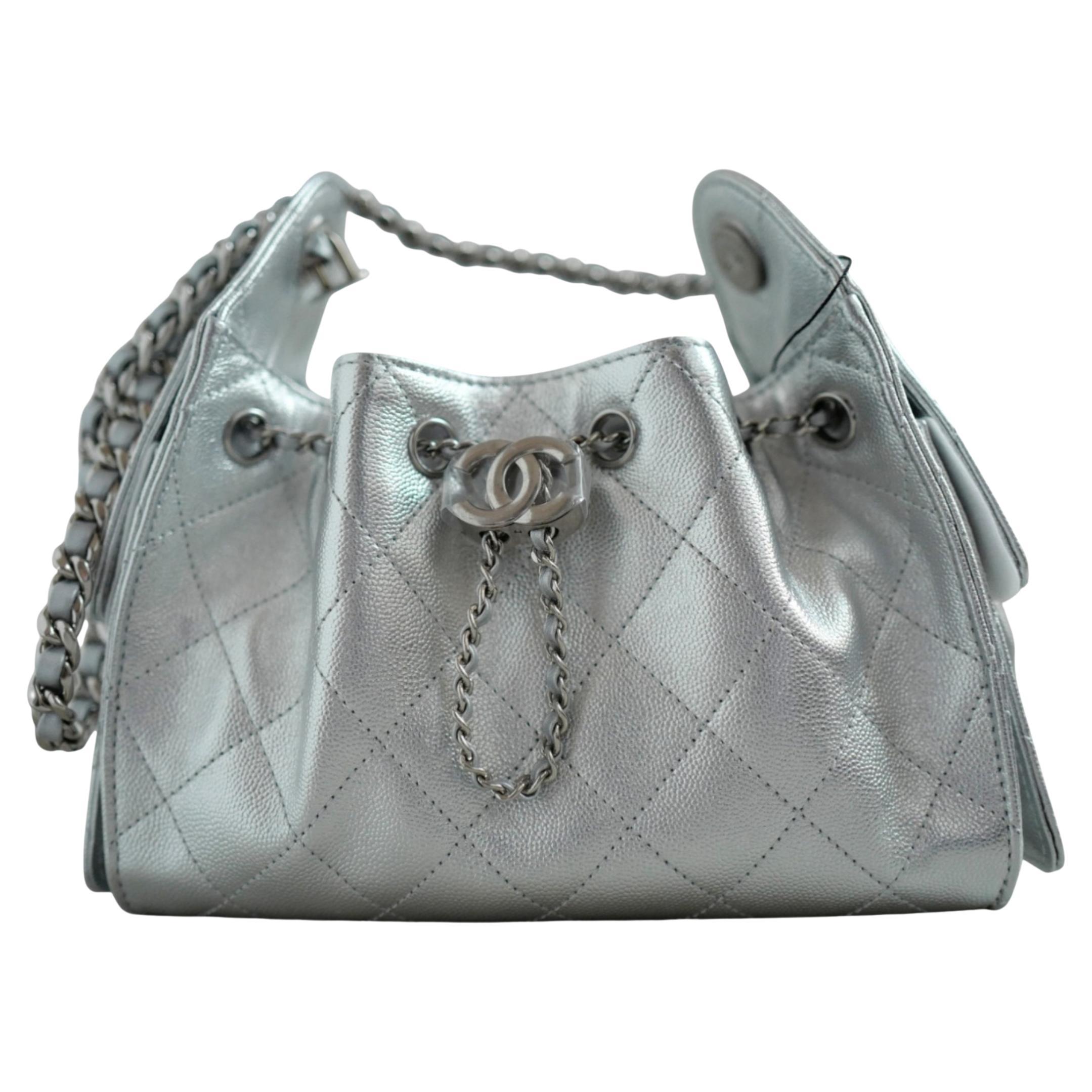 BNIB Chanel 26C Mini Hobo Metallic Silver Grained Calfskin Borsa a spalla