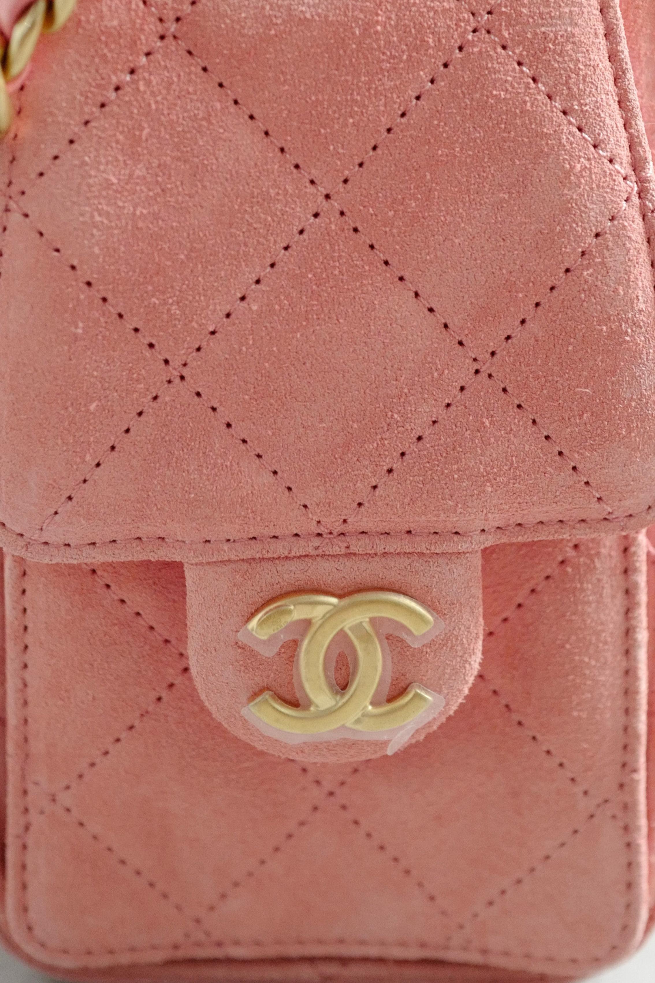 BNIB Chanel 26C Mini Hobo Shoulder Bag in Pink Suede with Gold Hardware en vente 5