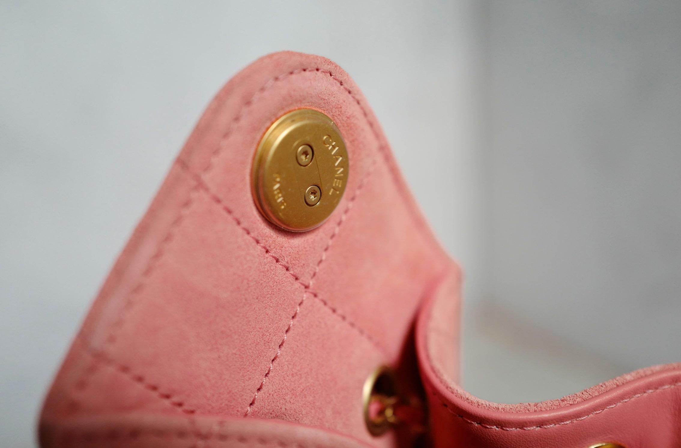 BNIB Chanel 26C Mini Hobo Shoulder Bag in Pink Suede with Gold Hardware en vente 7