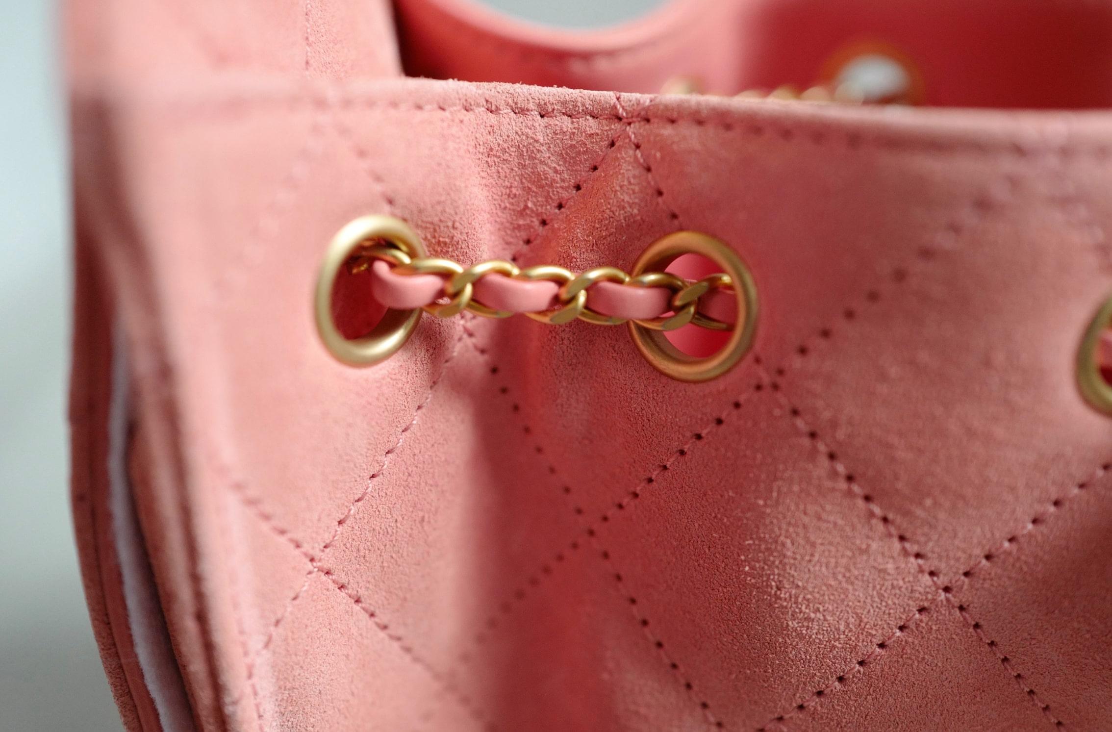 BNIB Chanel 26C Mini Hobo Shoulder Bag in Pink Suede with Gold Hardware en vente 8