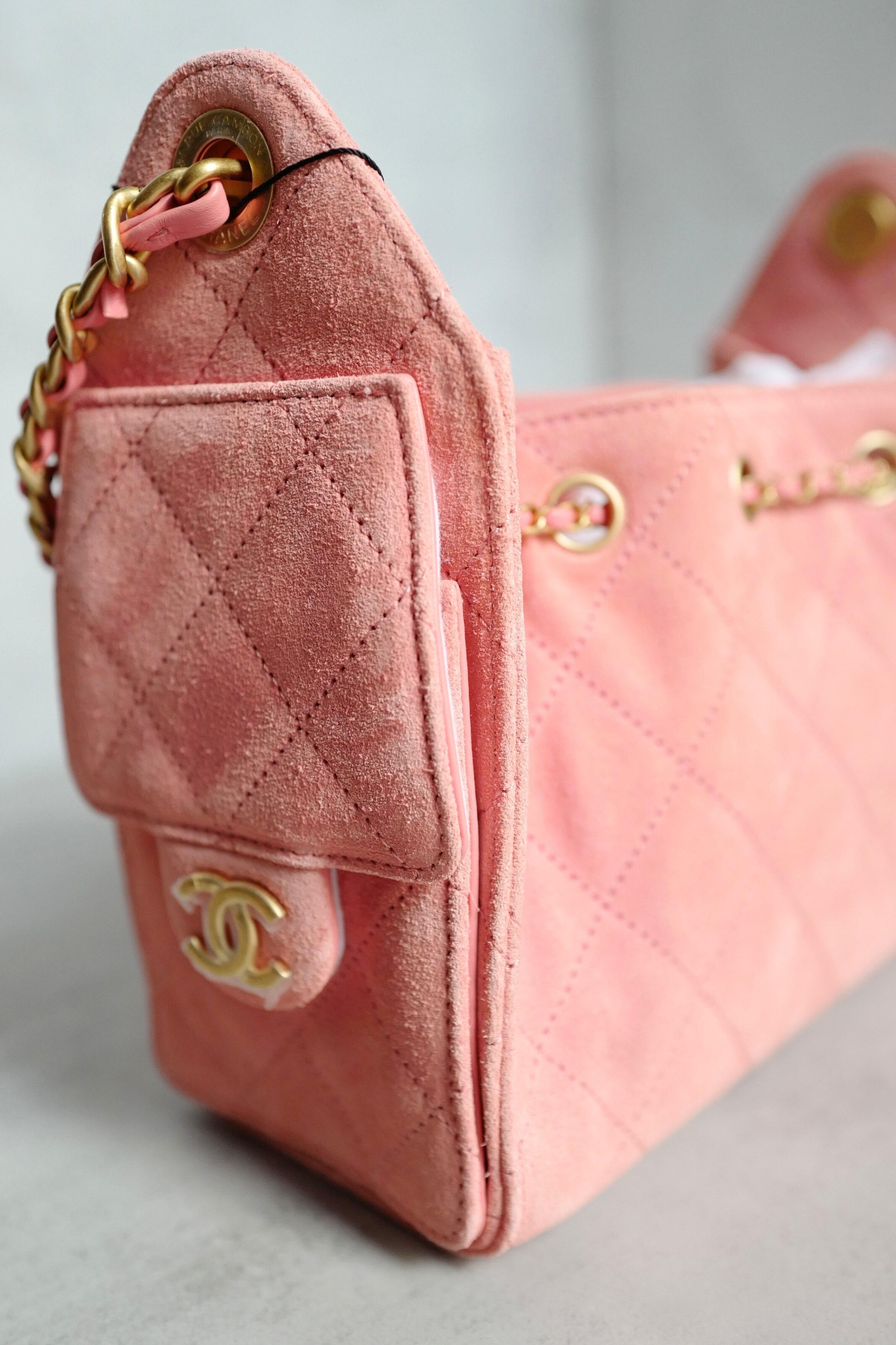 BNIB Chanel 26C Mini Hobo Shoulder Bag in Pink Suede with Gold Hardware en vente 9