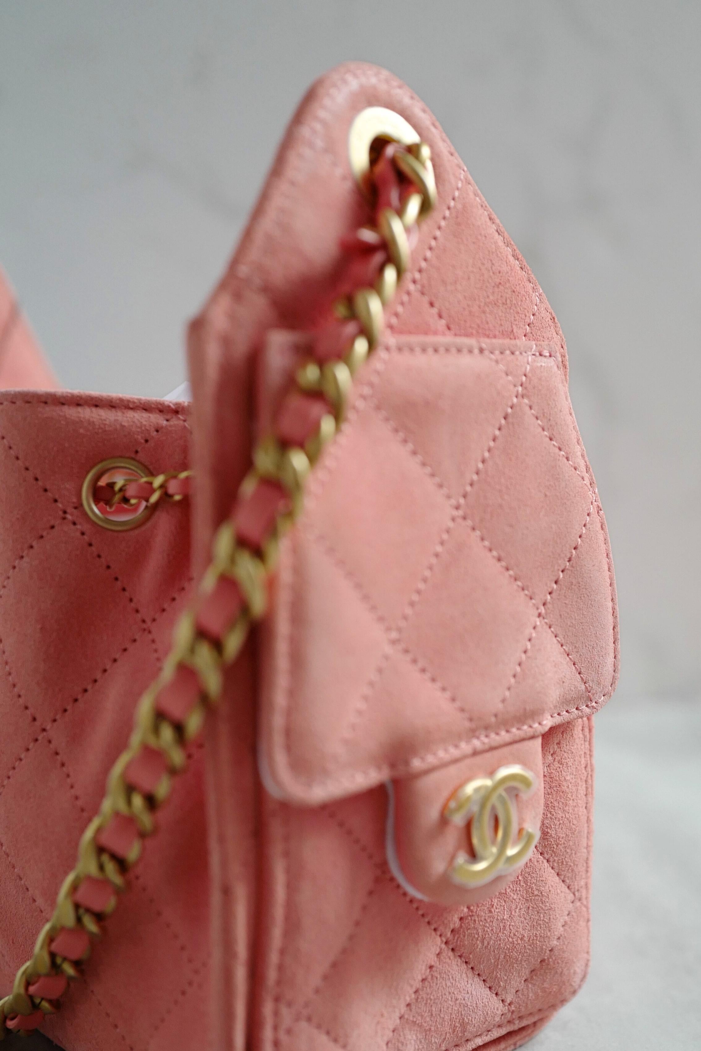 BNIB Chanel 26C Mini Hobo Shoulder Bag in Pink Suede with Gold Hardware en vente 10