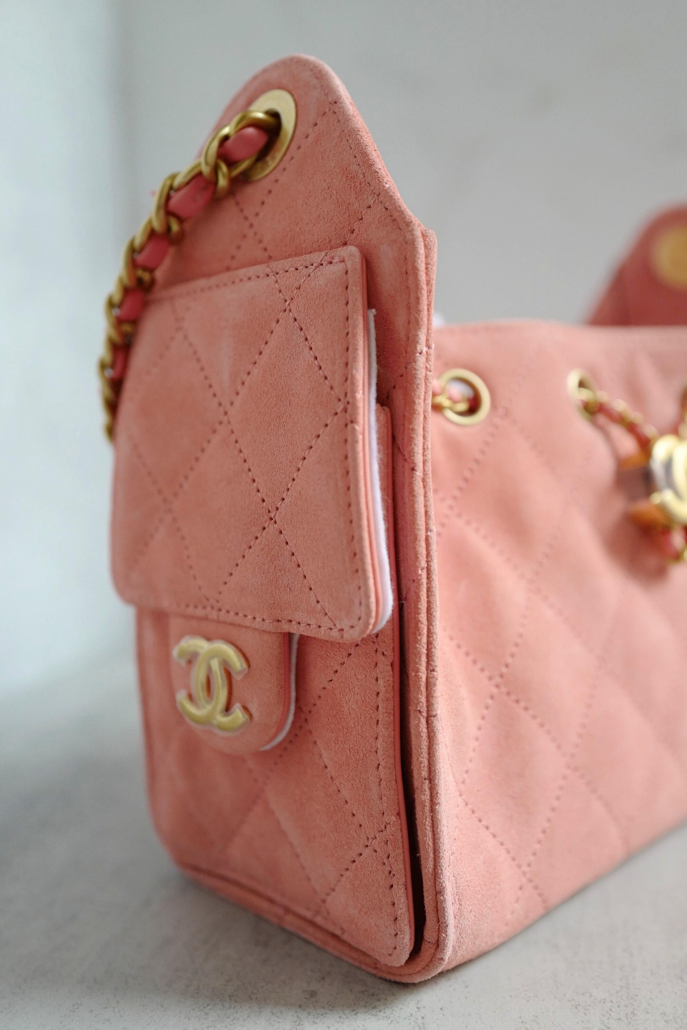 BNIB Chanel 26C Mini Hobo Shoulder Bag in Pink Suede with Gold Hardware en vente 11