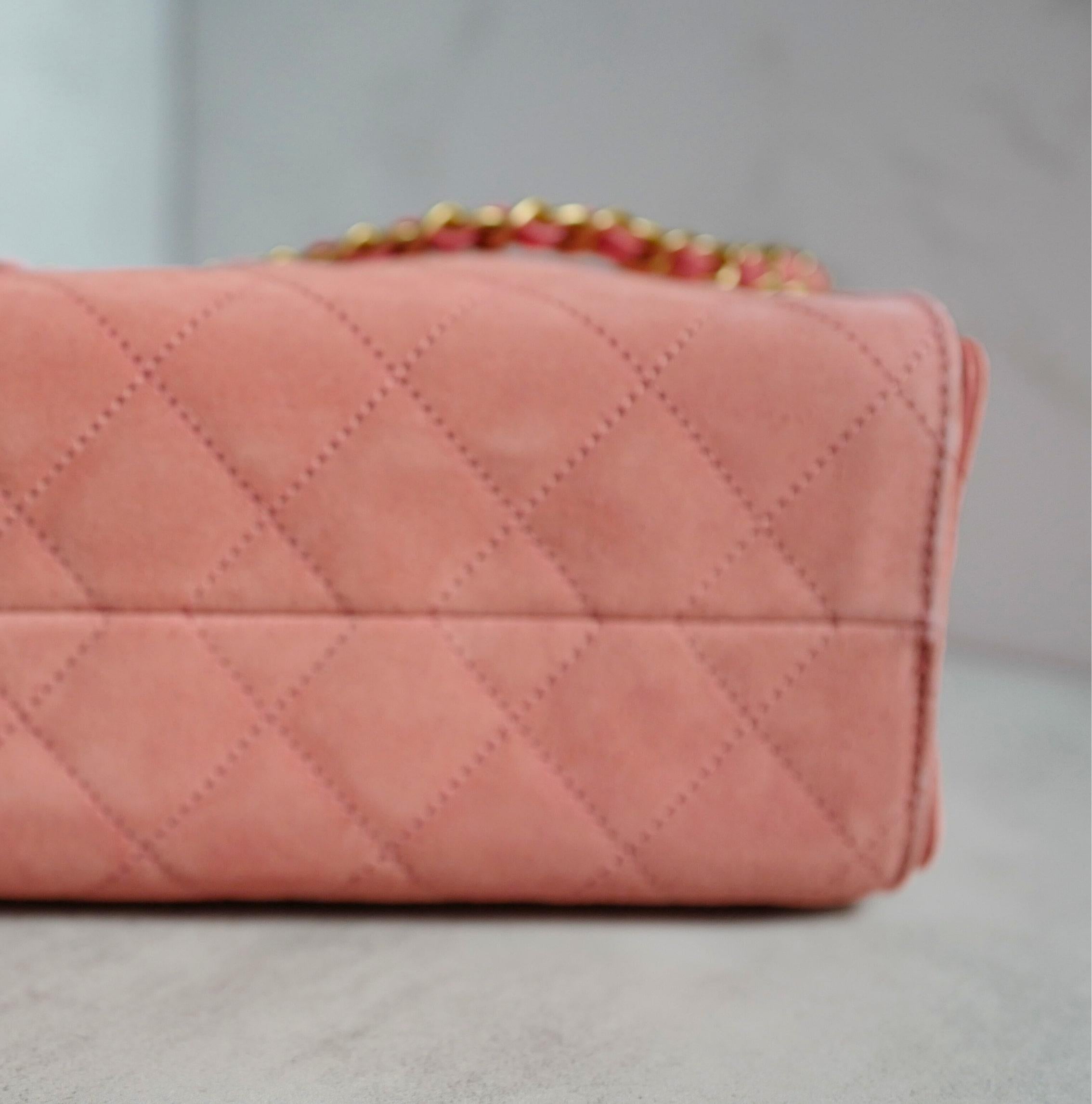 BNIB Chanel 26C Mini Hobo Shoulder Bag in Pink Suede with Gold Hardware en vente 12