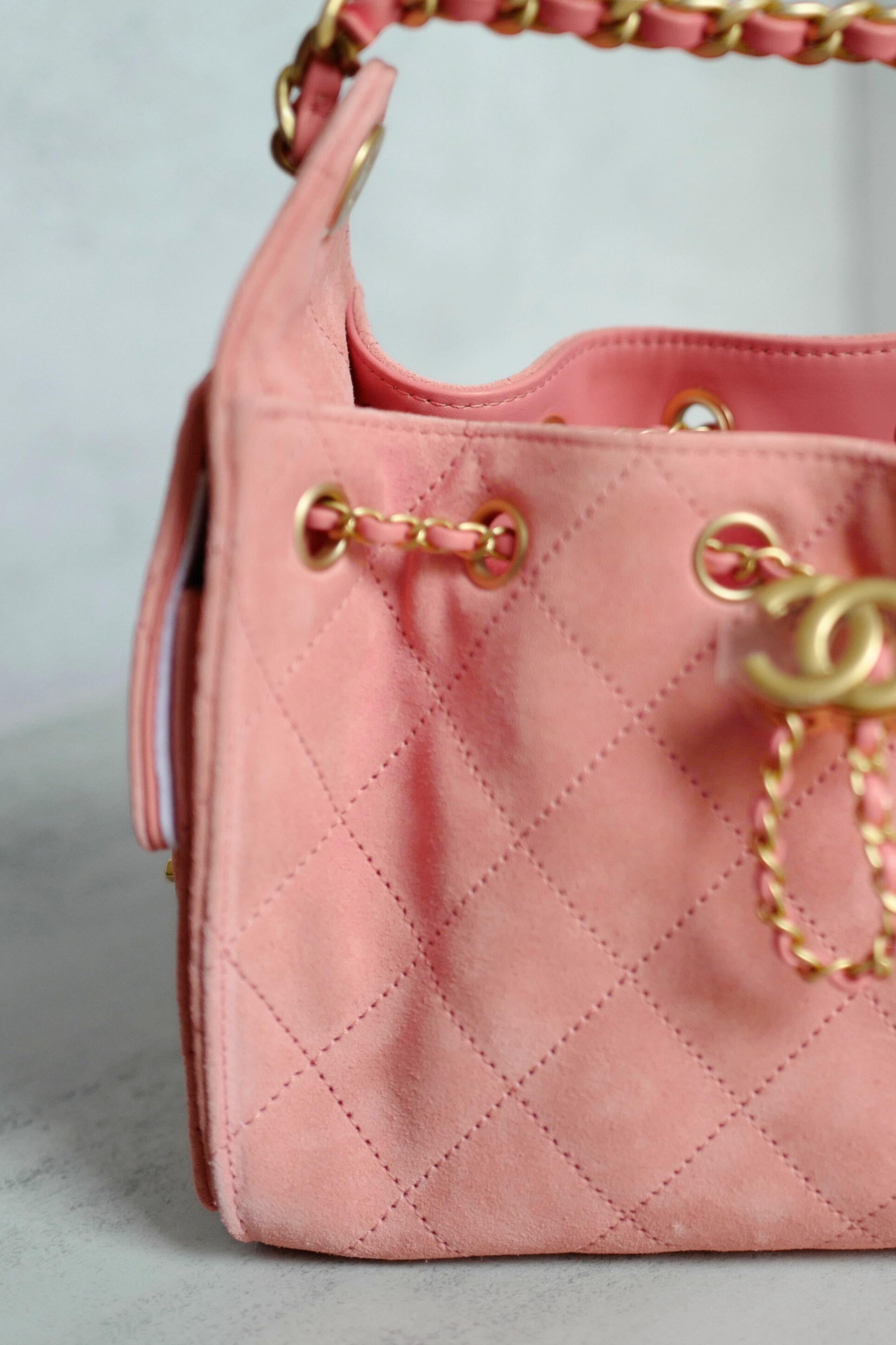 BNIB Chanel 26C Mini Hobo Shoulder Bag in Pink Suede with Gold Hardware en vente 13