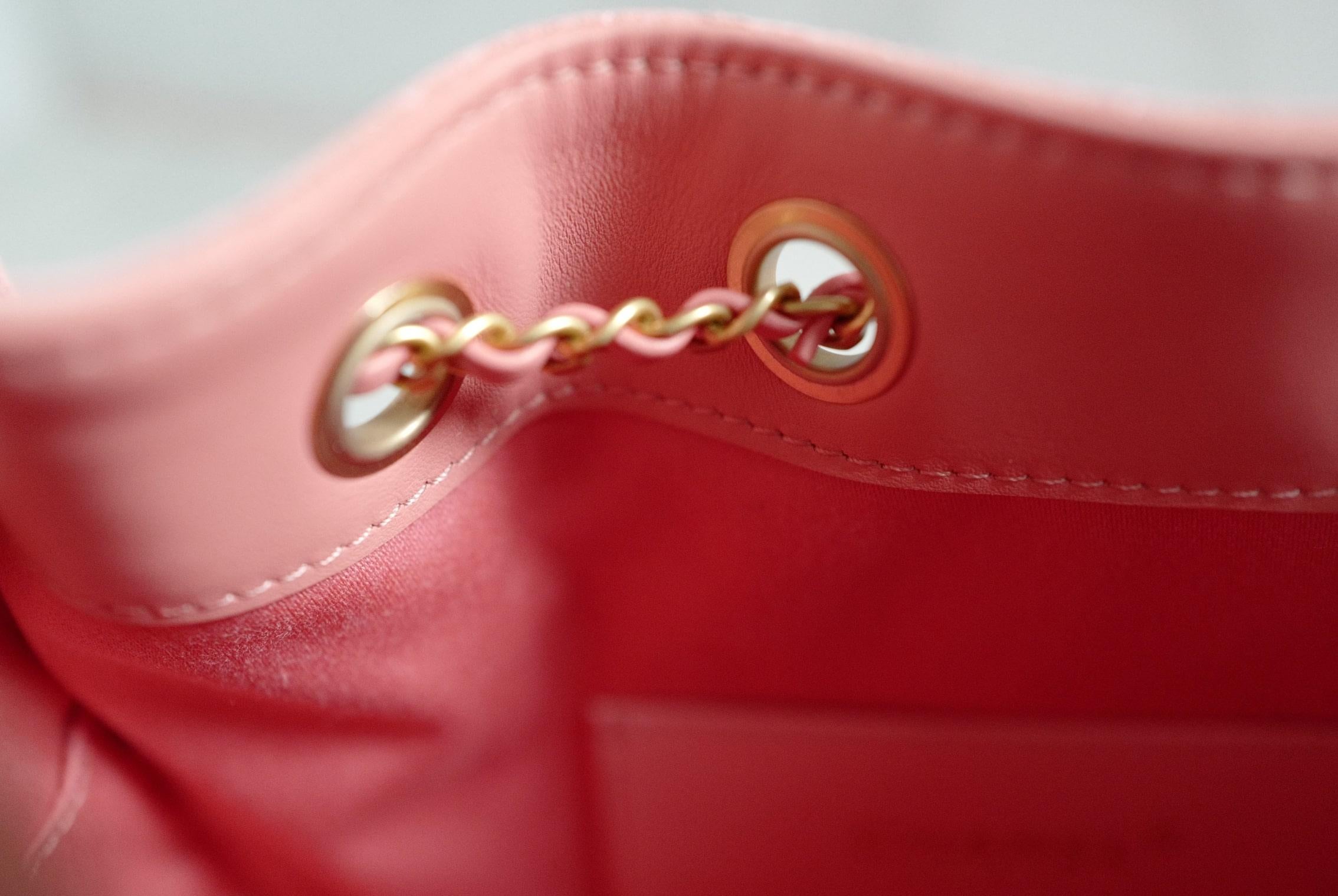 BNIB Chanel 26C Mini Hobo Shoulder Bag in Pink Suede with Gold Hardware en vente 14