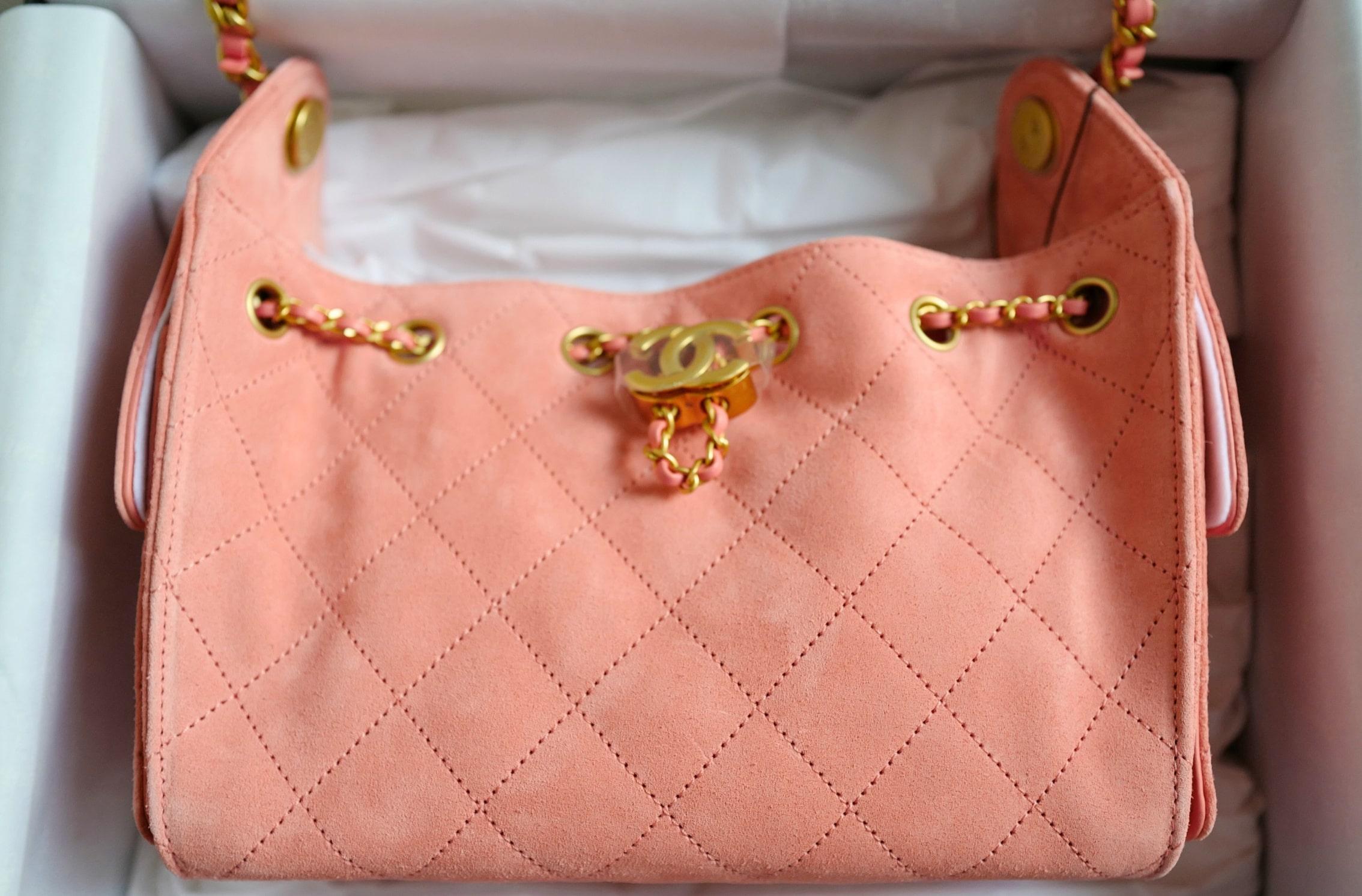 Le mini sac hobo Chanel 26C en daim rose est une pièce douce et élégante qui capture magnifiquement l'esprit de la féminité moderne. Confectionné en veau velours lisse, ce charmant mini hobo arbore le matelassage en losanges emblématique de Chanel,