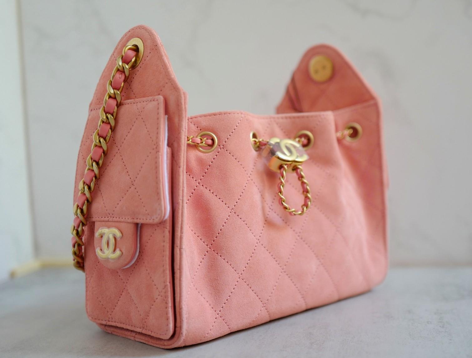BNIB Chanel 26C Mini Hobo Shoulder Bag in Pink Suede with Gold Hardware en vente 15