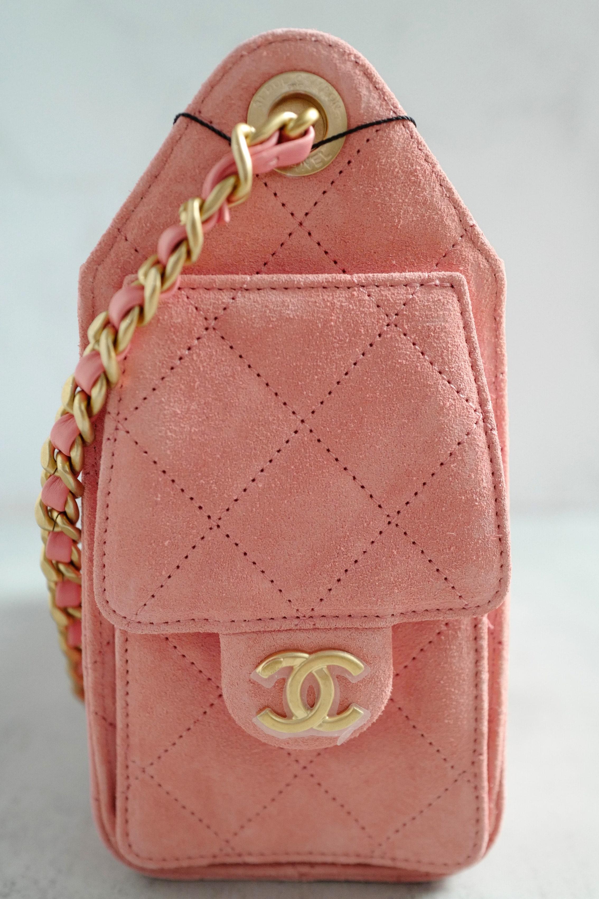 Rose BNIB Chanel 26C Mini Hobo Shoulder Bag in Pink Suede with Gold Hardware en vente