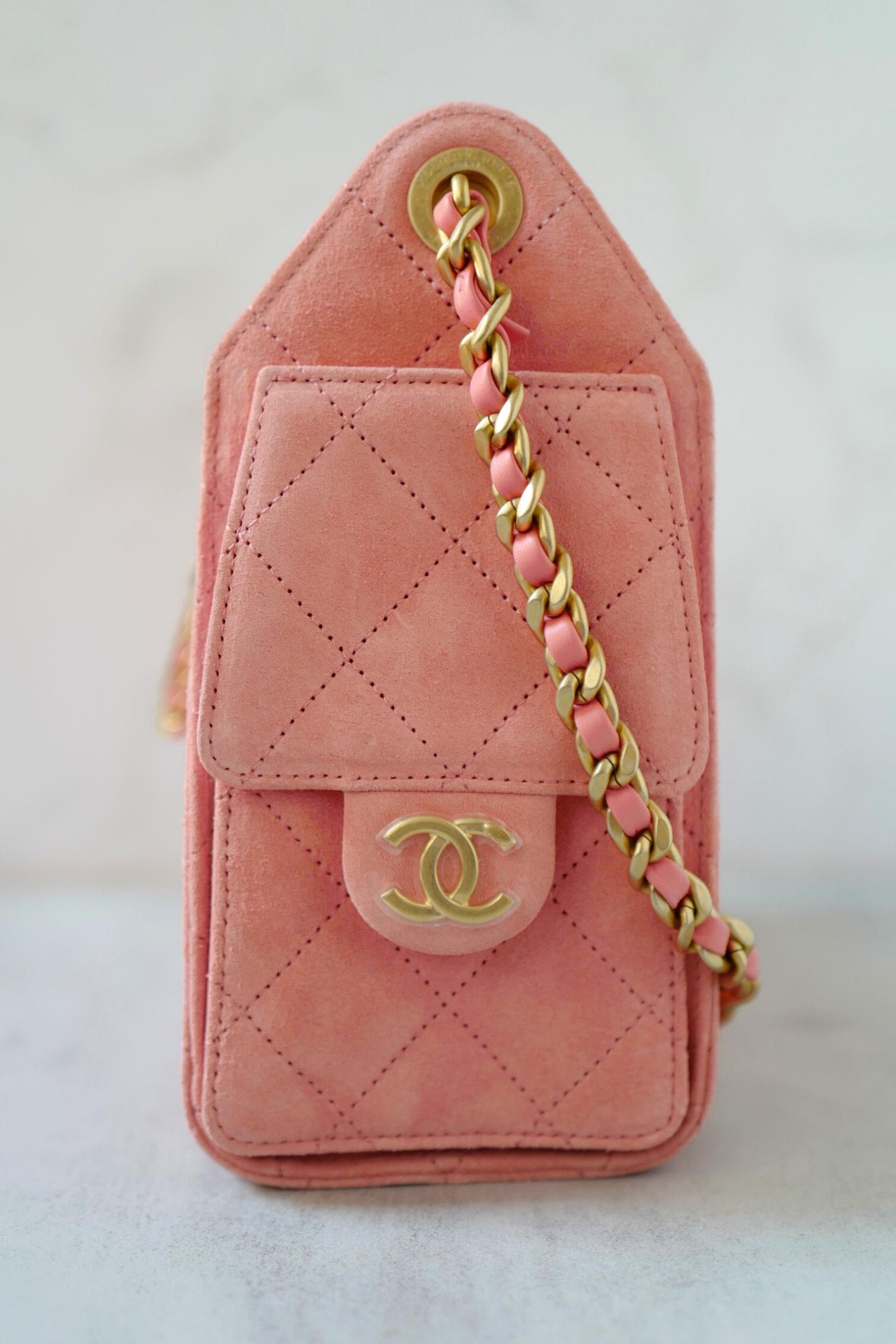 BNIB Chanel 26C Mini Hobo Shoulder Bag in Pink Suede with Gold Hardware Pour femmes en vente