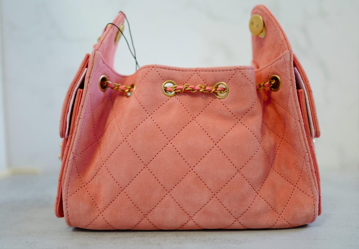 BNIB Chanel 26C Mini Hobo Shoulder Bag in Pink Suede with Gold Hardware en vente 1