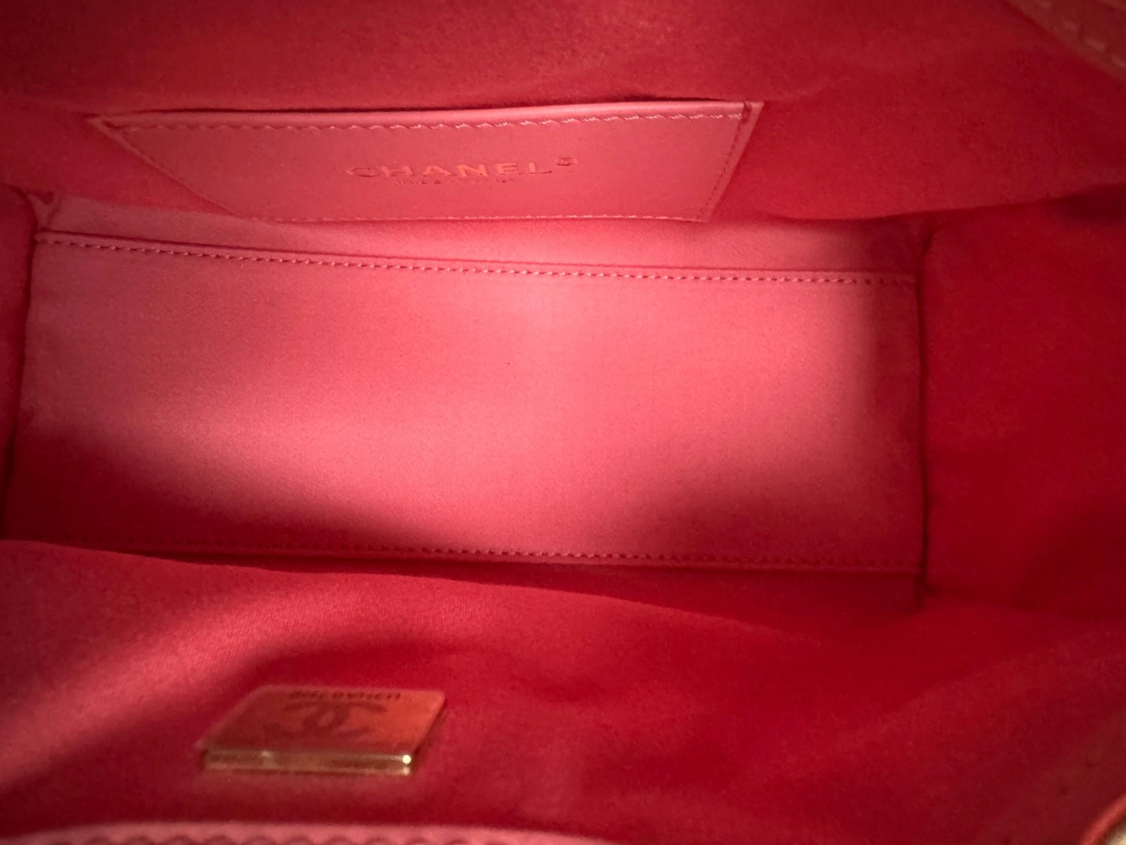 BNIB Chanel 26C Mini Hobo Shoulder Bag in Pink Suede with Gold Hardware en vente 2