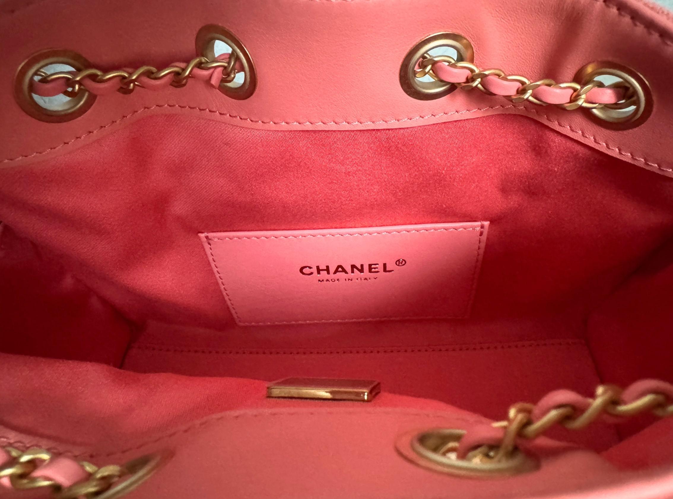 BNIB Chanel 26C Mini Hobo Shoulder Bag in Pink Suede with Gold Hardware en vente 3