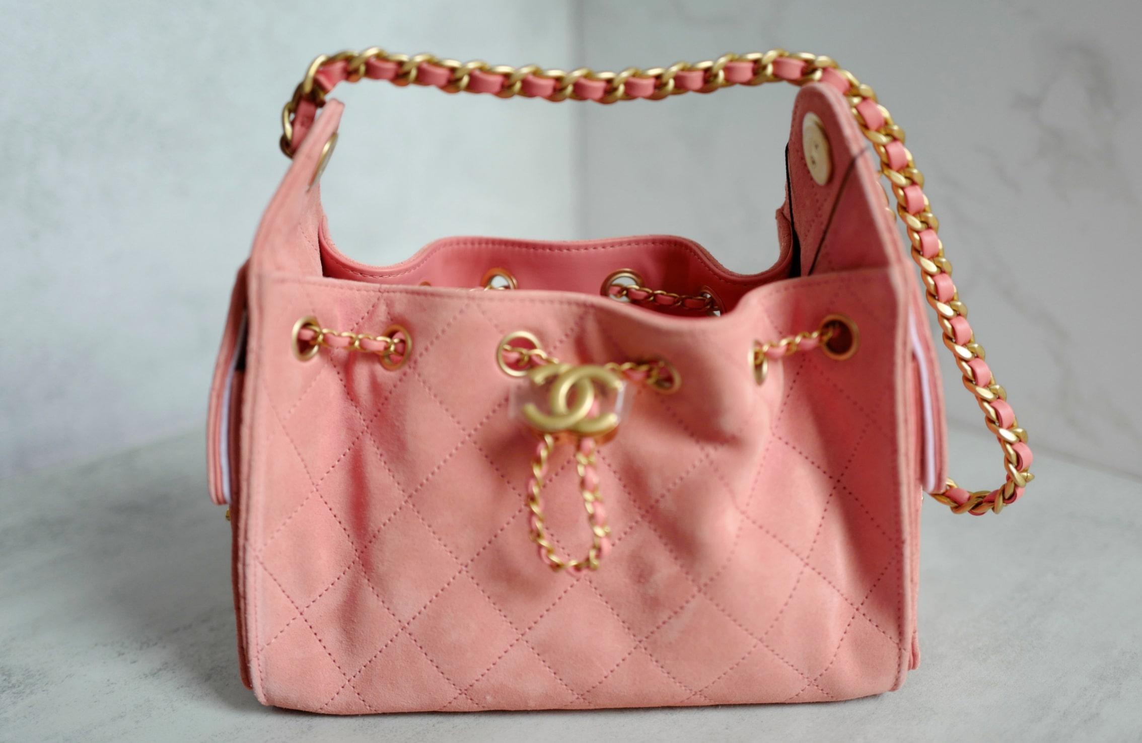 BNIB Chanel 26C Mini Hobo Shoulder Bag in Pink Suede with Gold Hardware en vente 4