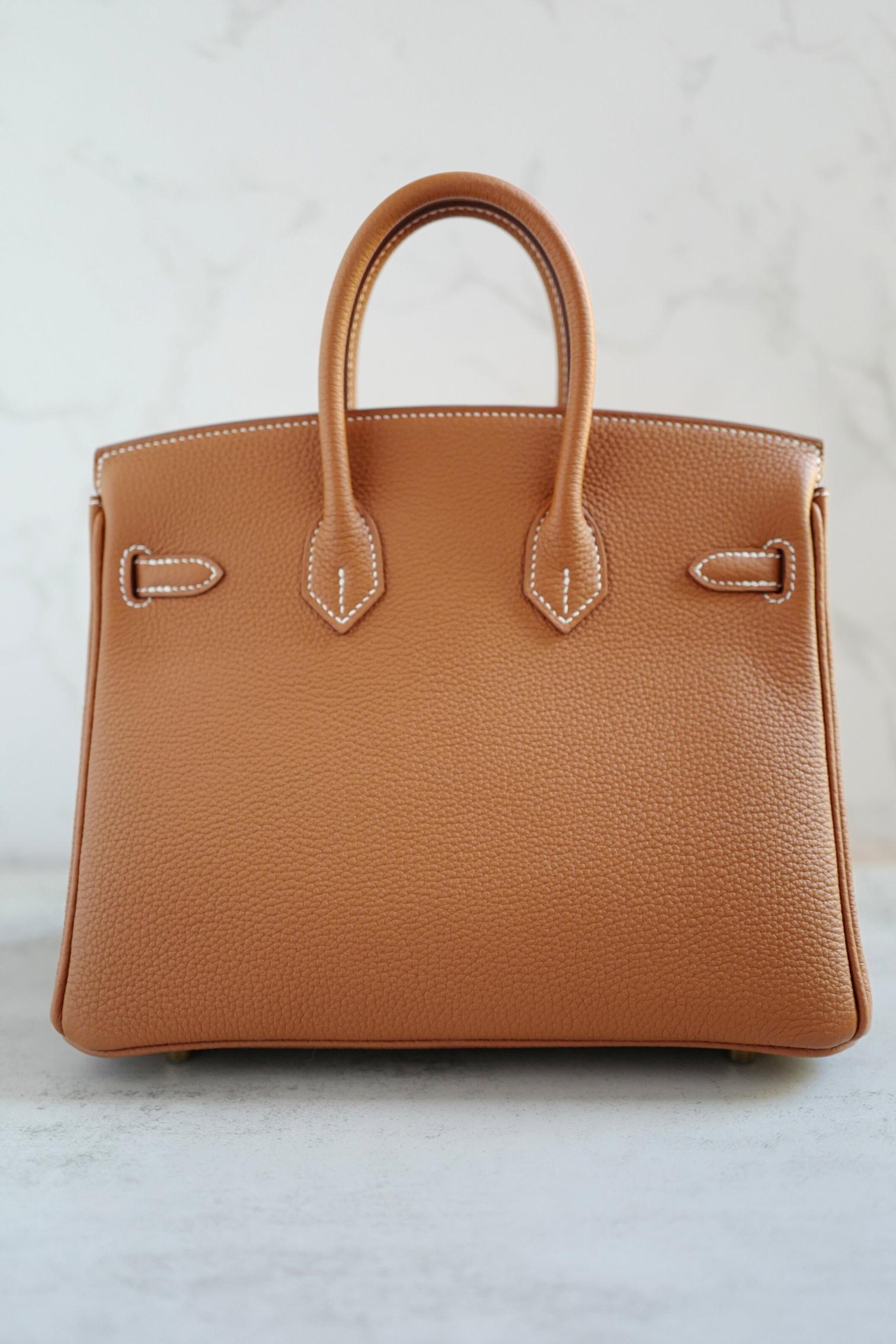 La Birkin 25 di Hermès in pelle di Togo dorata con finiture dorate è un'icona senza tempo di eleganza e maestria. La ricca tonalità marrone caramello, nota come 