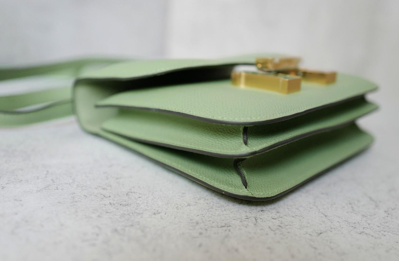 BNIB Hermès Constance 18 Vert Criquet Epsom Ledertasche Exotische Schnalle GHW im Angebot 15
