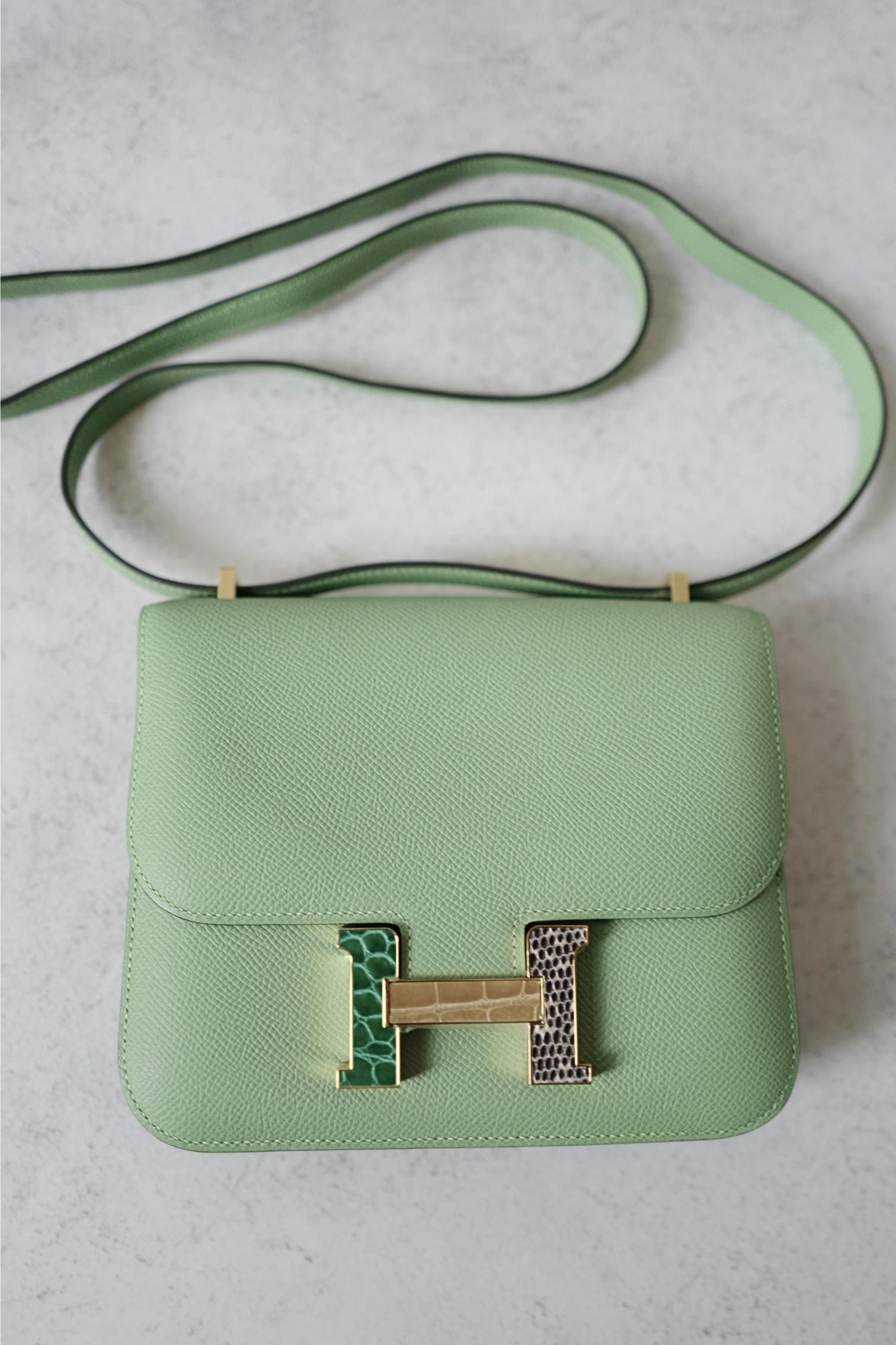 BNIB Hermès Constance 18 Vert Criquet Epsom Ledertasche Exotische Schnalle GHW (Grau) im Angebot