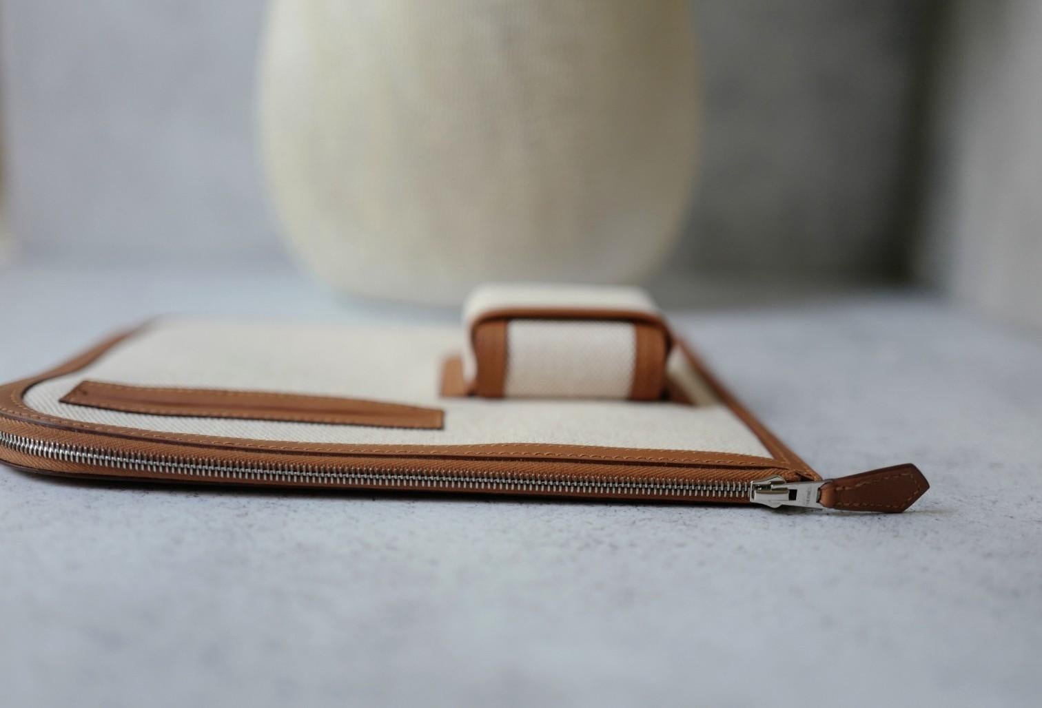 BNIB Hermès H Swift Canvas Cargo Travel Pouch in Ecru-Gold with Palladium HW For Sale 8