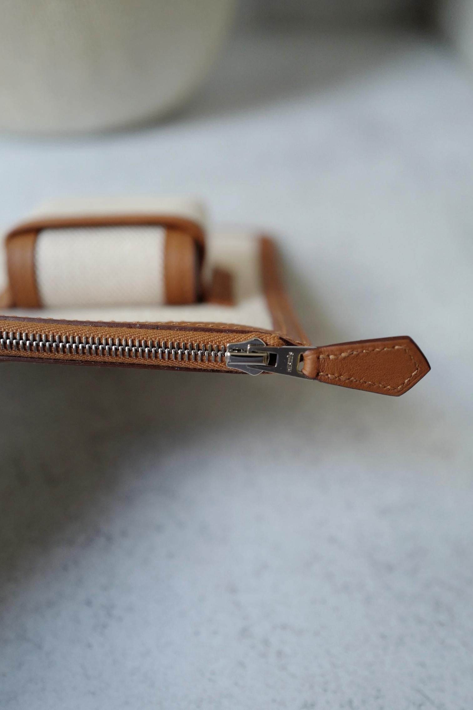 BNIB Hermès H Swift Canvas Cargo Travel Pouch in Ecru-Gold with Palladium HW For Sale 12