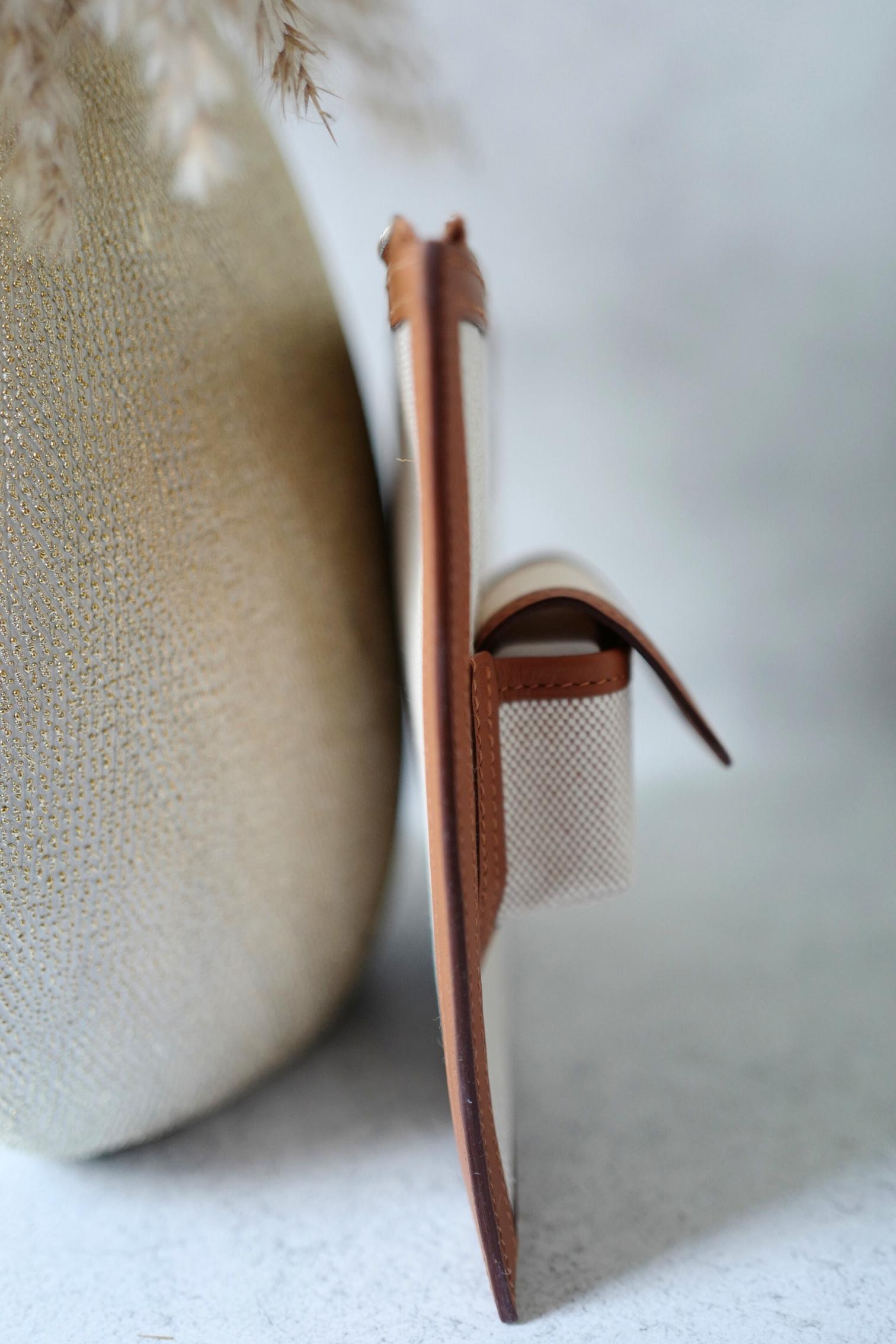 BNIB Hermès H Swift Canvas Cargo Travel Pouch in Ecru-Gold with Palladium HW In New Condition For Sale In Forest Park, GA