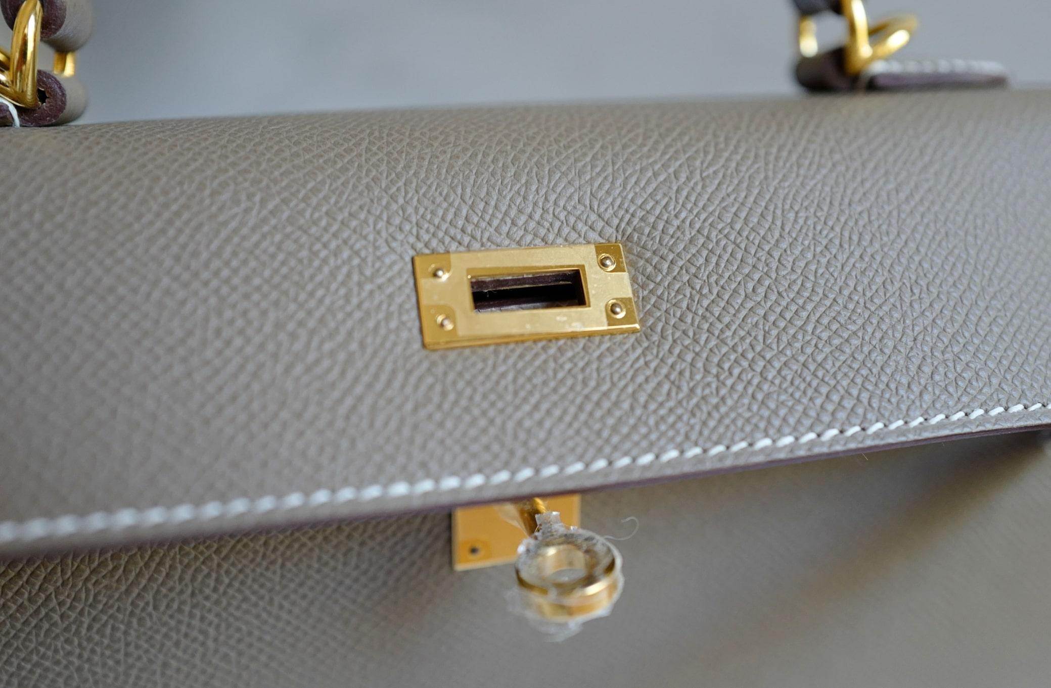 BNIB Hermes Kelly 25 Etoupe Epsom Sellier con Hardware Oro 2025 in vendita 7