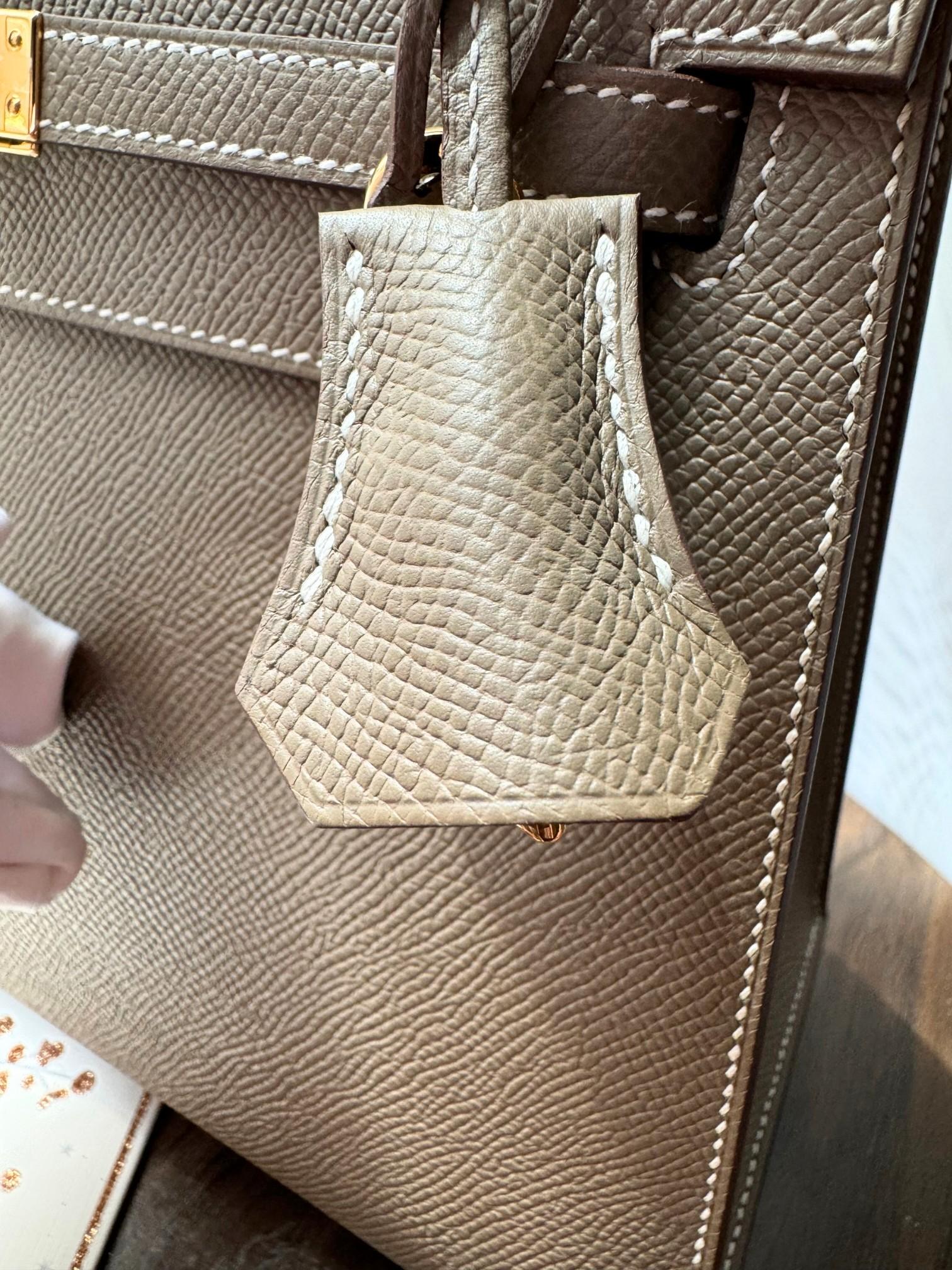 BNIB Hermes Kelly 25 Etoupe Epsom Sellier con Hardware Oro 2025 in vendita 8