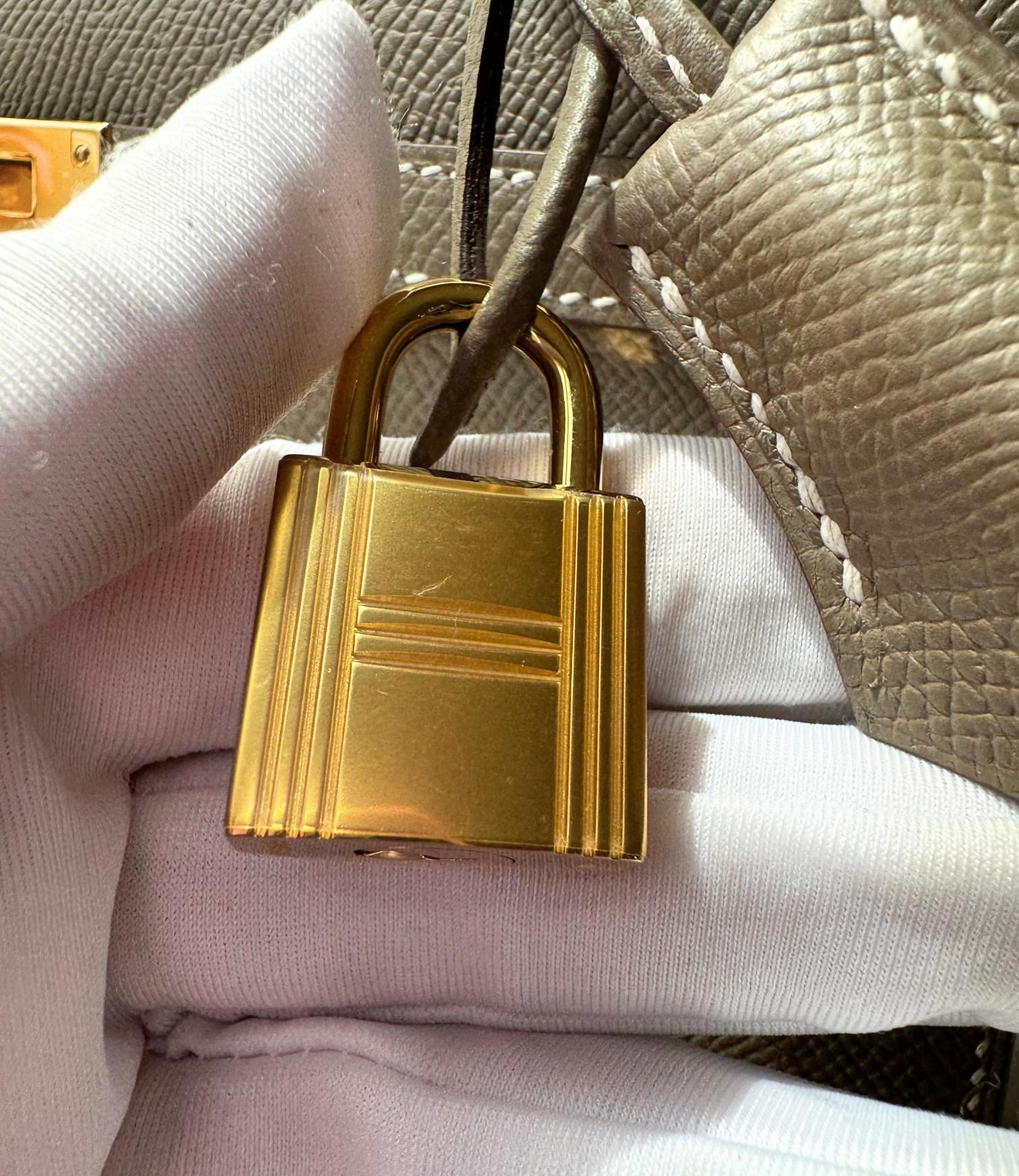 BNIB Hermes Kelly 25 Etoupe Epsom Sellier con Hardware Oro 2025 in vendita 9