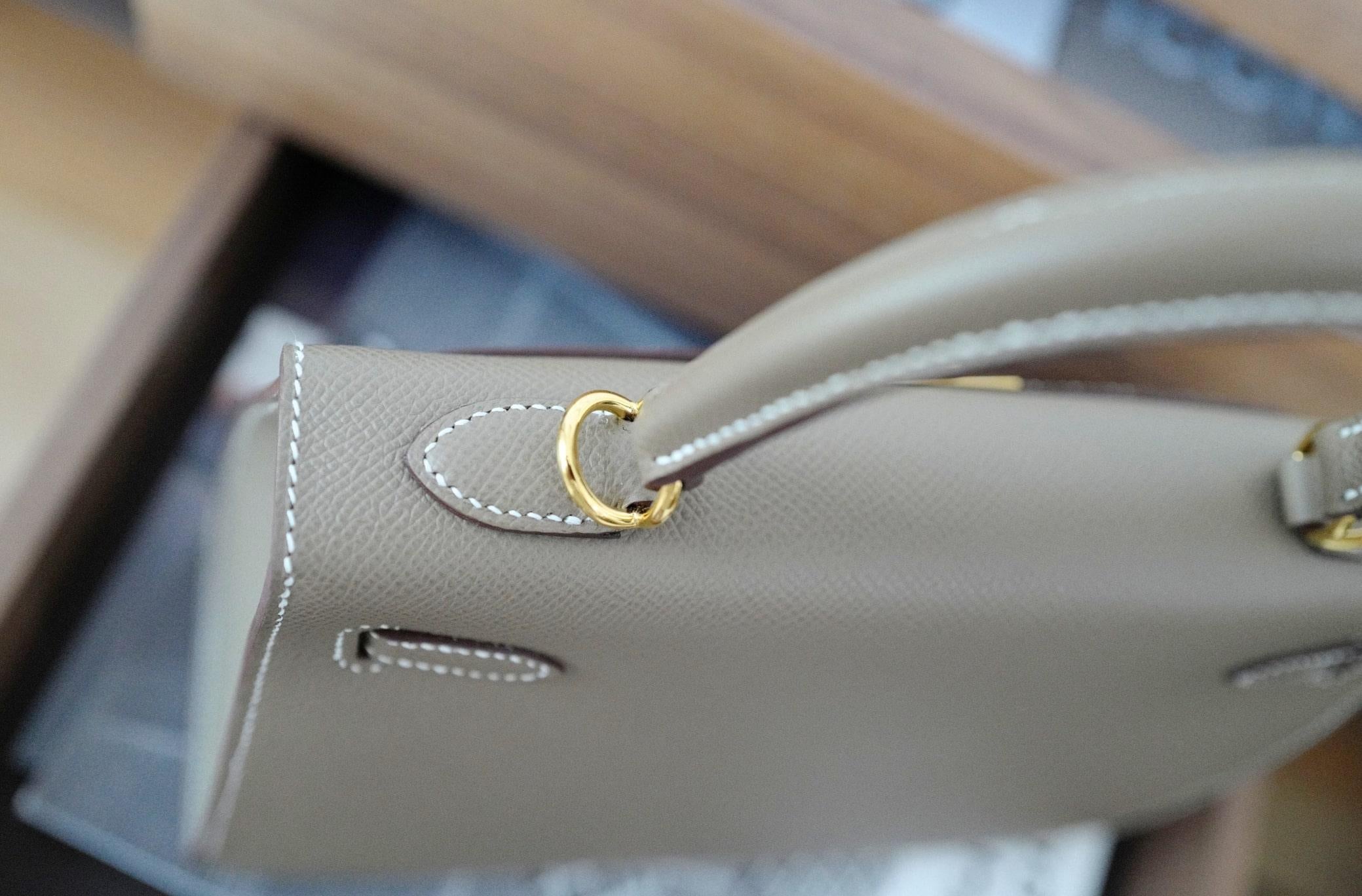 BNIB Hermes Kelly 25 Etoupe Epsom Sellier con Hardware Oro 2025 in vendita 10