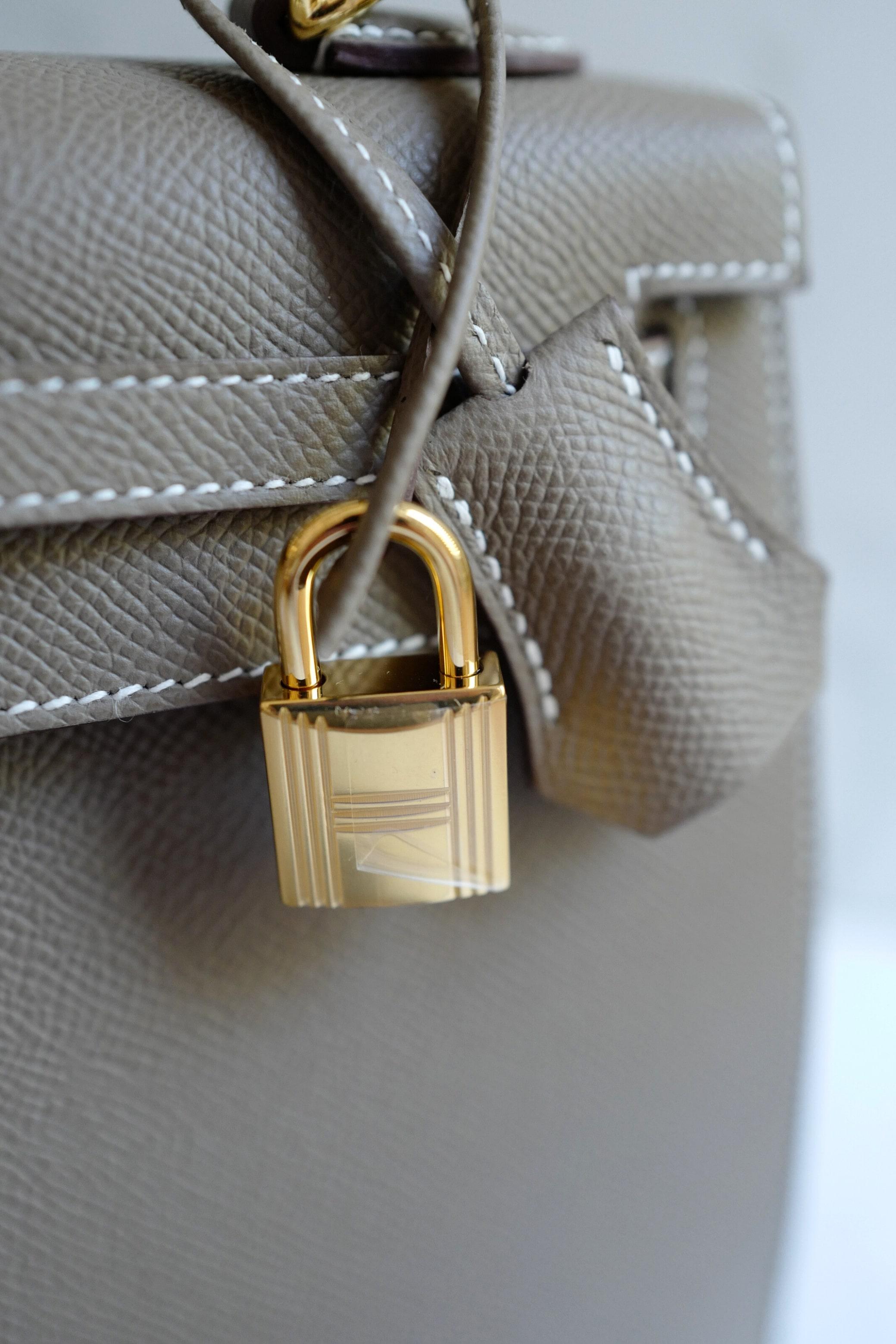 BNIB Hermes Kelly 25 Etoupe Epsom Sellier con Hardware Oro 2025 in vendita 11