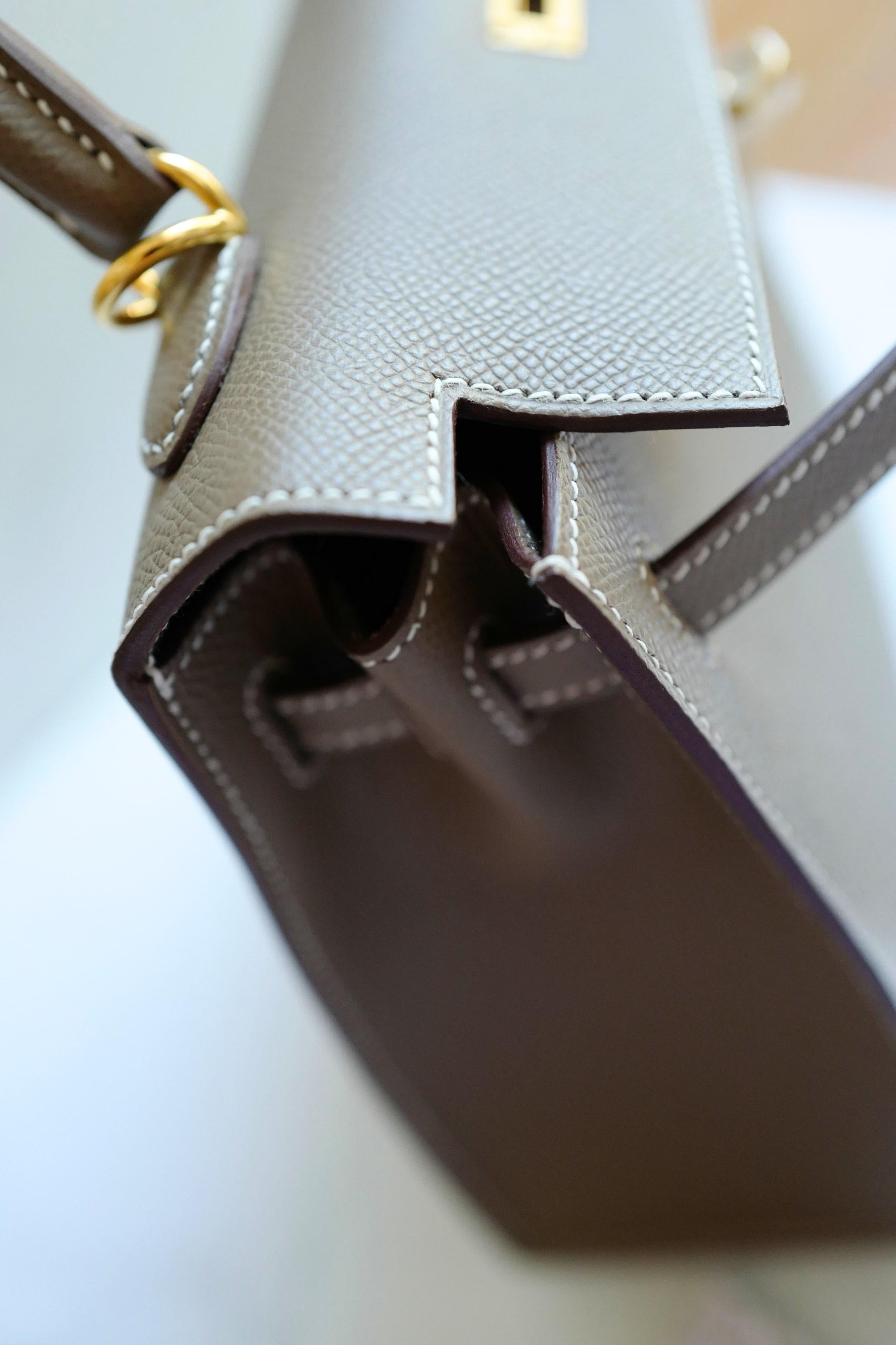 BNIB Hermes Kelly 25 Etoupe Epsom Sellier con Hardware Oro 2025 in vendita 13