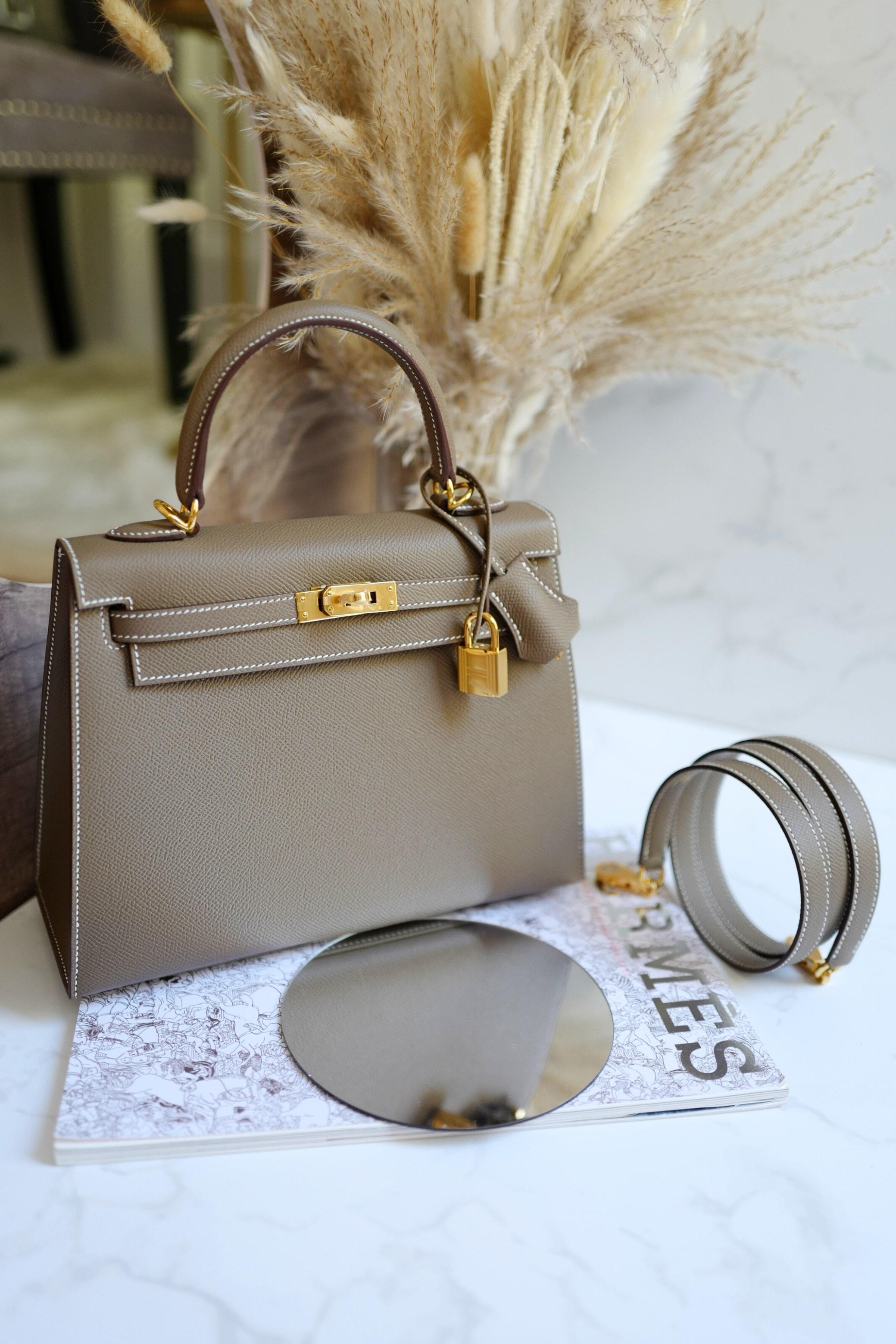 BNIB Hermes Kelly 25 Etoupe Epsom Sellier con Hardware Oro 2025 in vendita 14