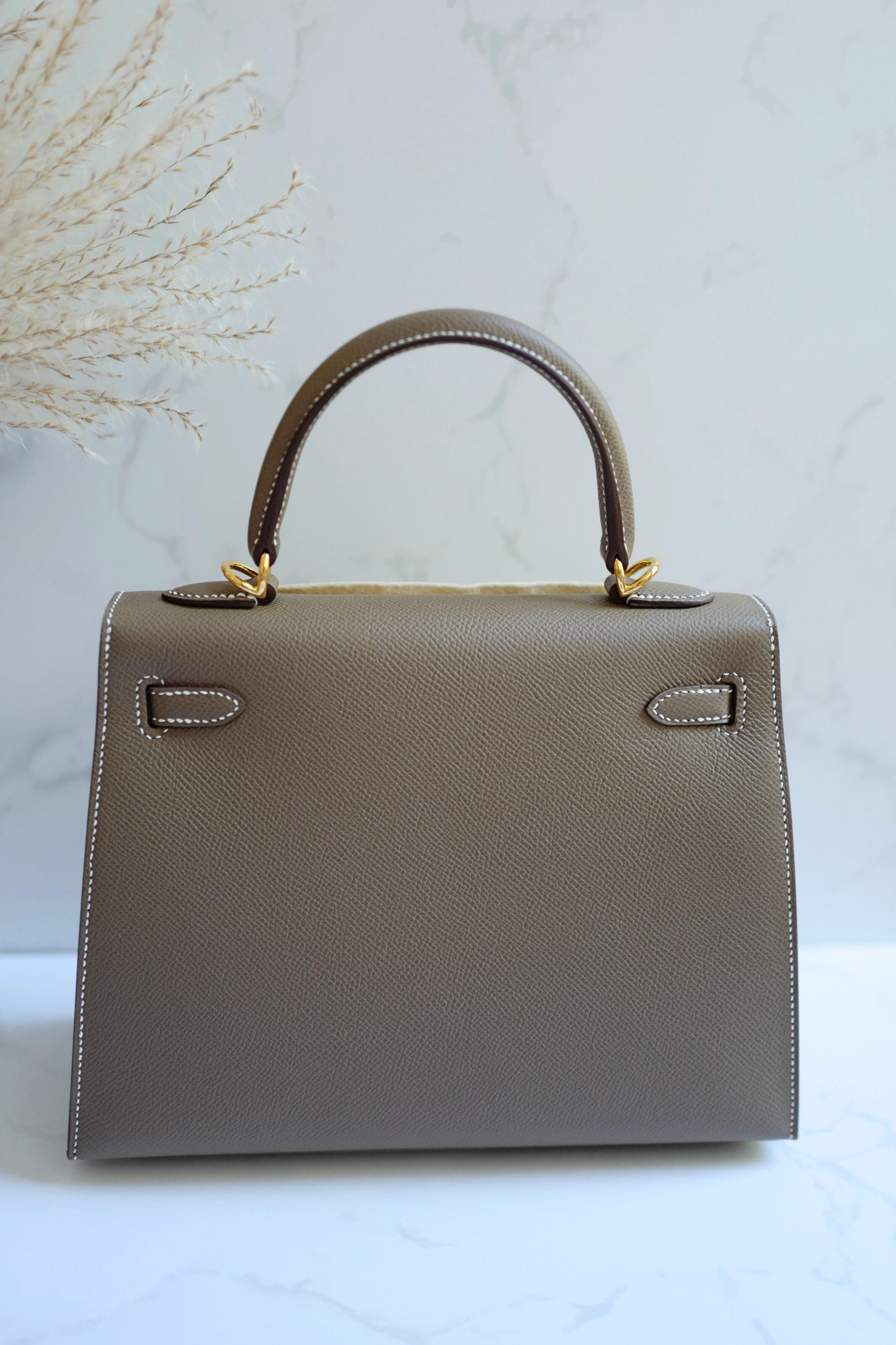 Grigio BNIB Hermes Kelly 25 Etoupe Epsom Sellier con Hardware Oro 2025 in vendita