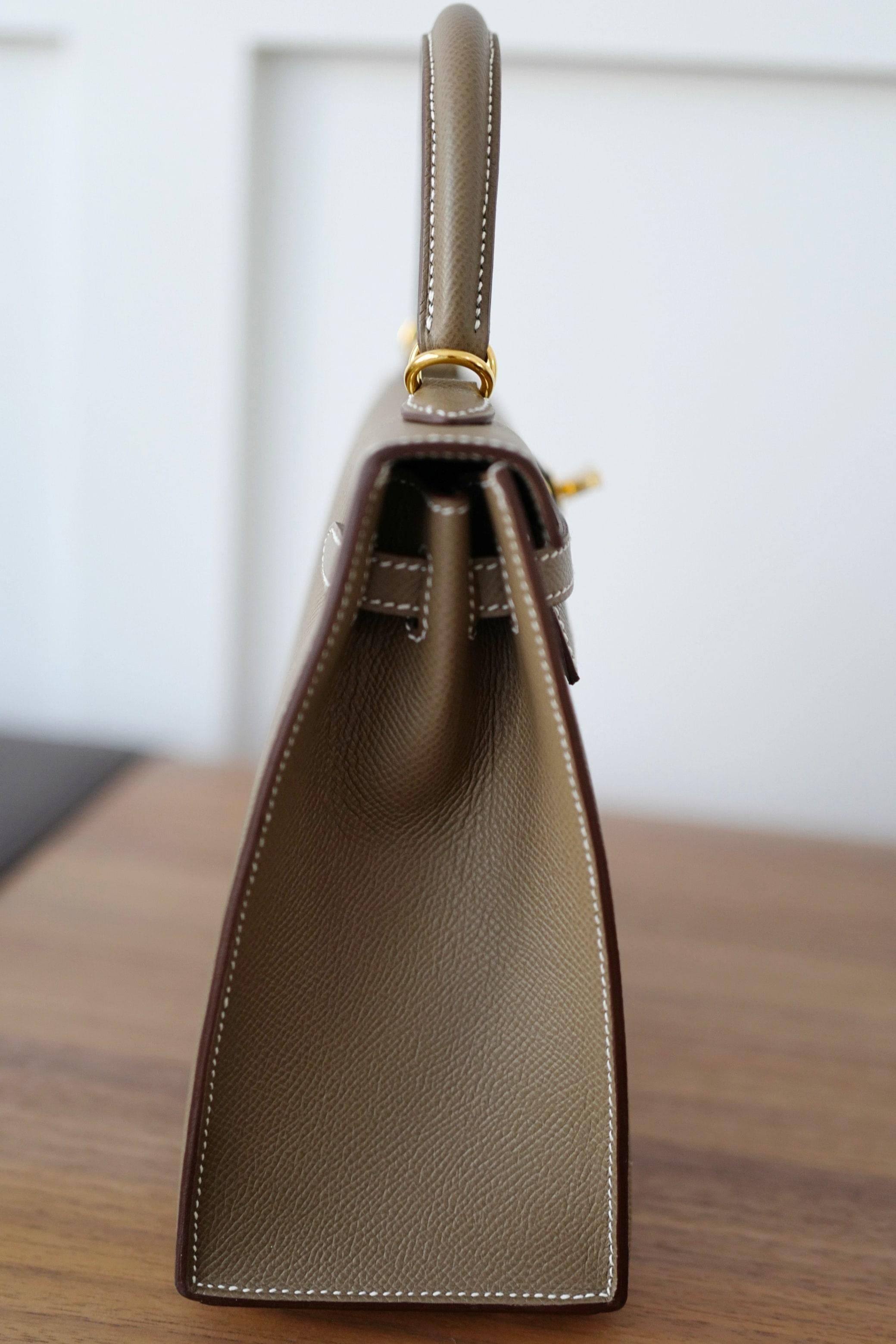 BNIB Hermes Kelly 25 Etoupe Epsom Sellier con Hardware Oro 2025 In condizioni Nuovo in vendita a Forest Park, GA