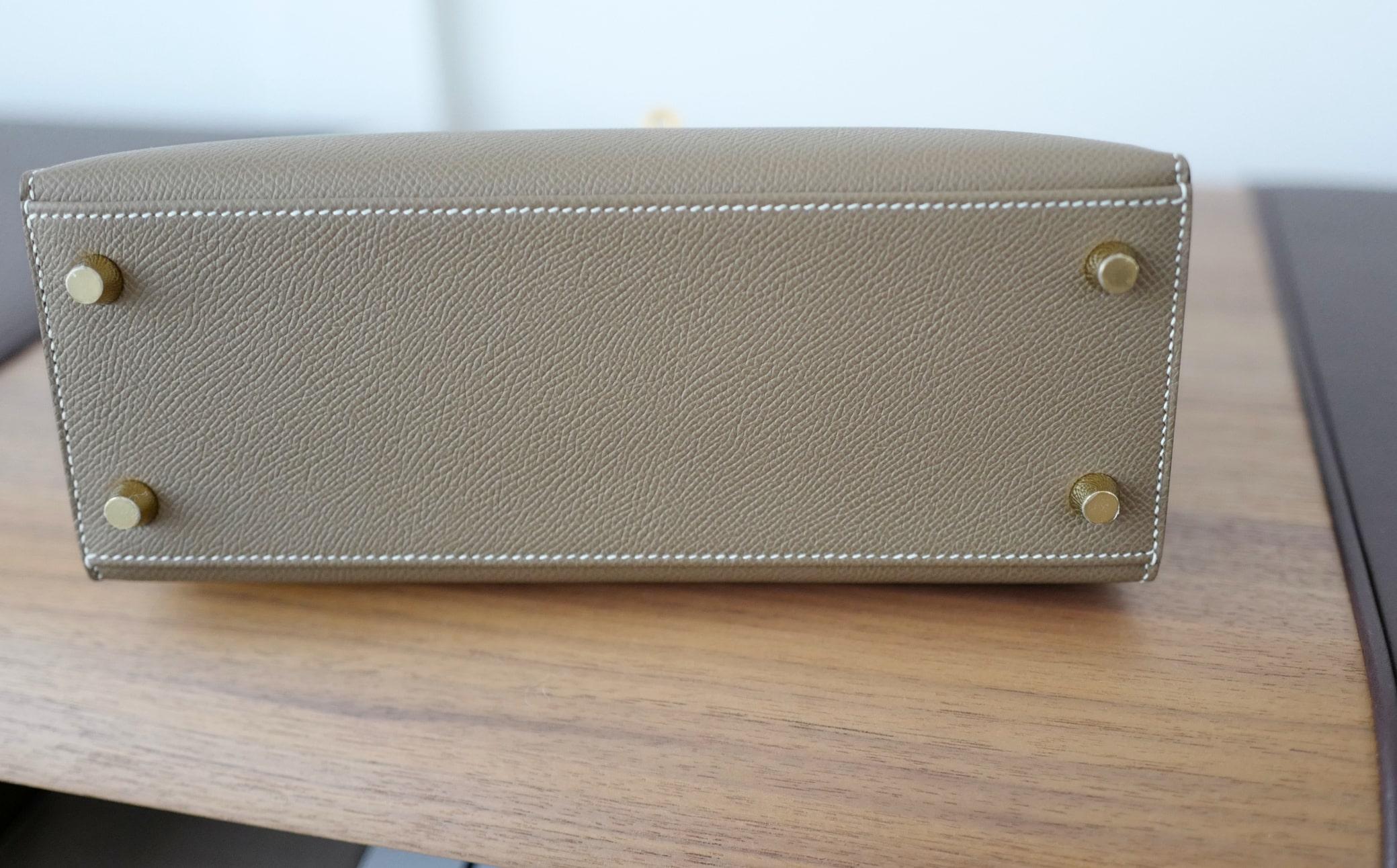 Donna BNIB Hermes Kelly 25 Etoupe Epsom Sellier con Hardware Oro 2025 in vendita