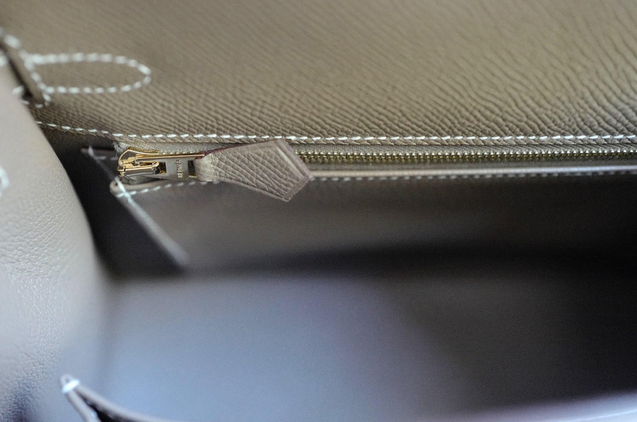 BNIB Hermes Kelly 25 Etoupe Epsom Sellier con Hardware Oro 2025 in vendita 1