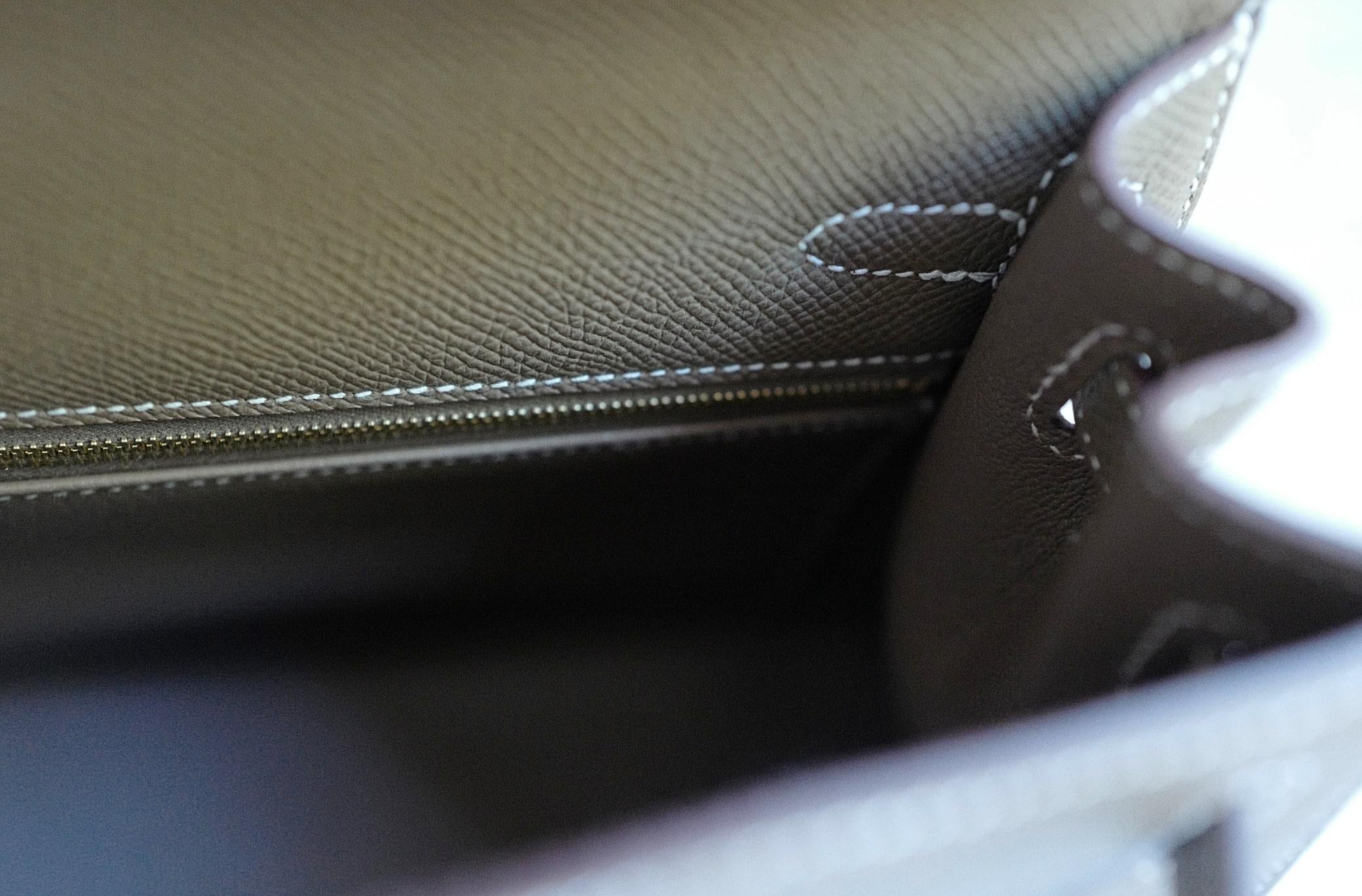 BNIB Hermes Kelly 25 Etoupe Epsom Sellier con Hardware Oro 2025 in vendita 2