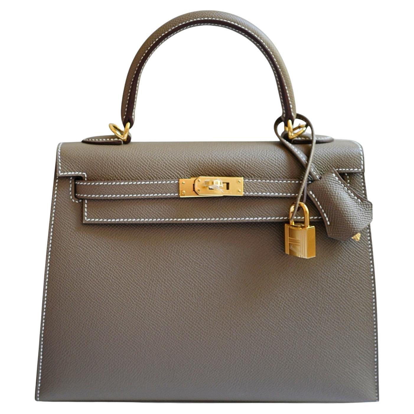 BNIB Hermes Kelly 25 Etoupe Epsom Sellier con Hardware Oro 2025 in vendita