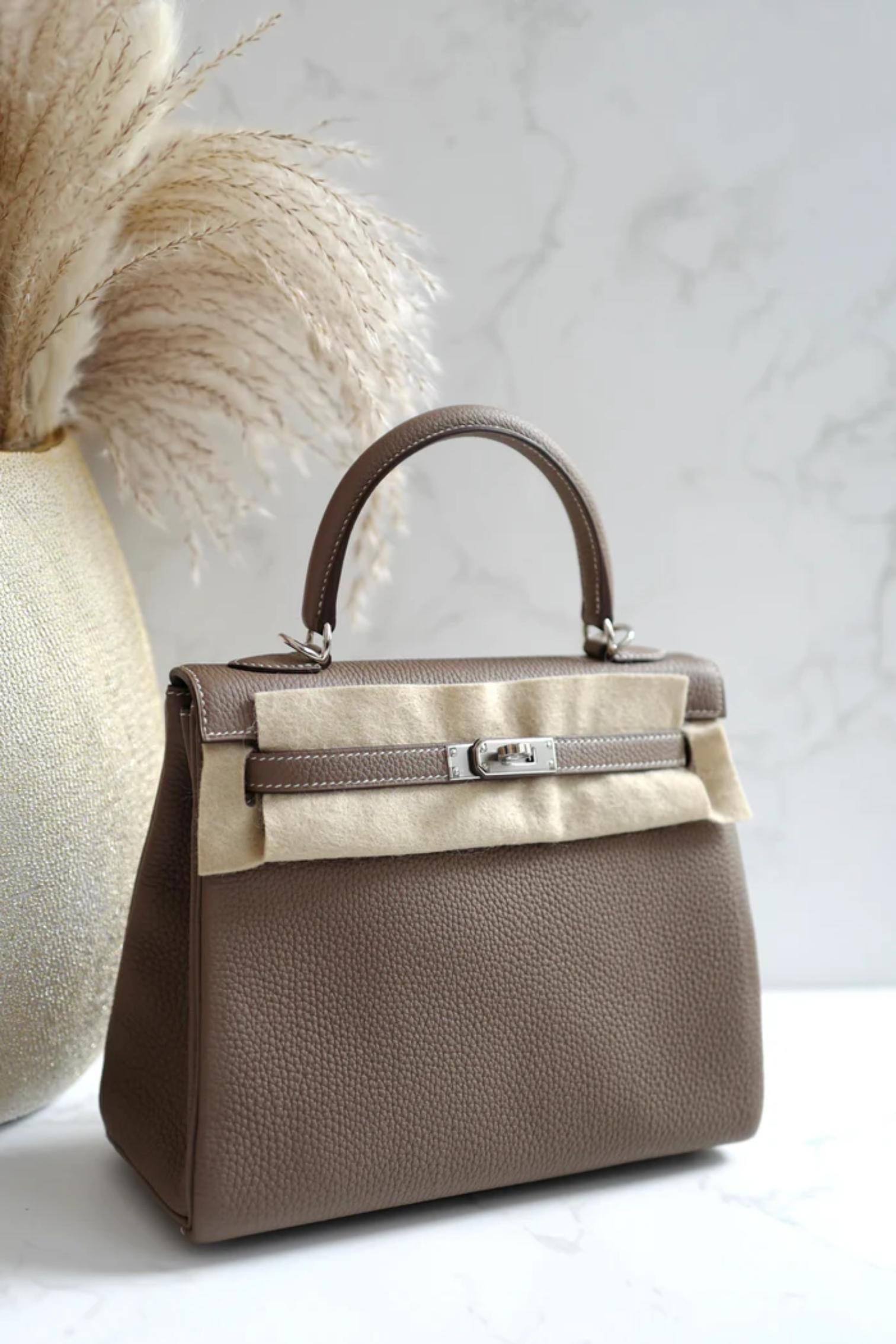 BNIB Hermes Kelly 25 Etoupe Togo Retourne Palladium HW Y 2020 NUOVO in vendita 13