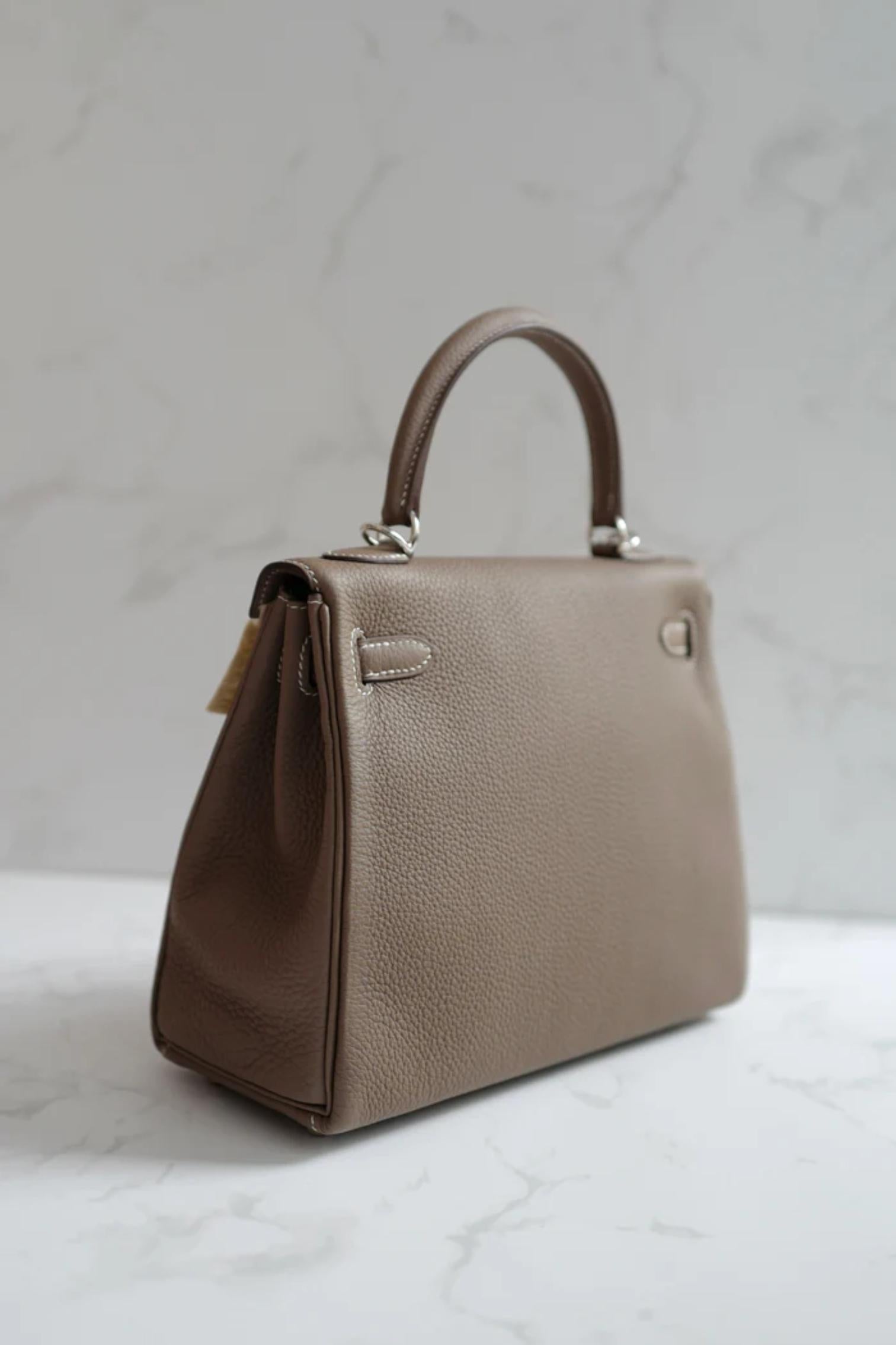 BNIB Hermes Kelly 25 Etoupe Togo Retourne Palladium HW Y 2020 NUOVO in vendita 14