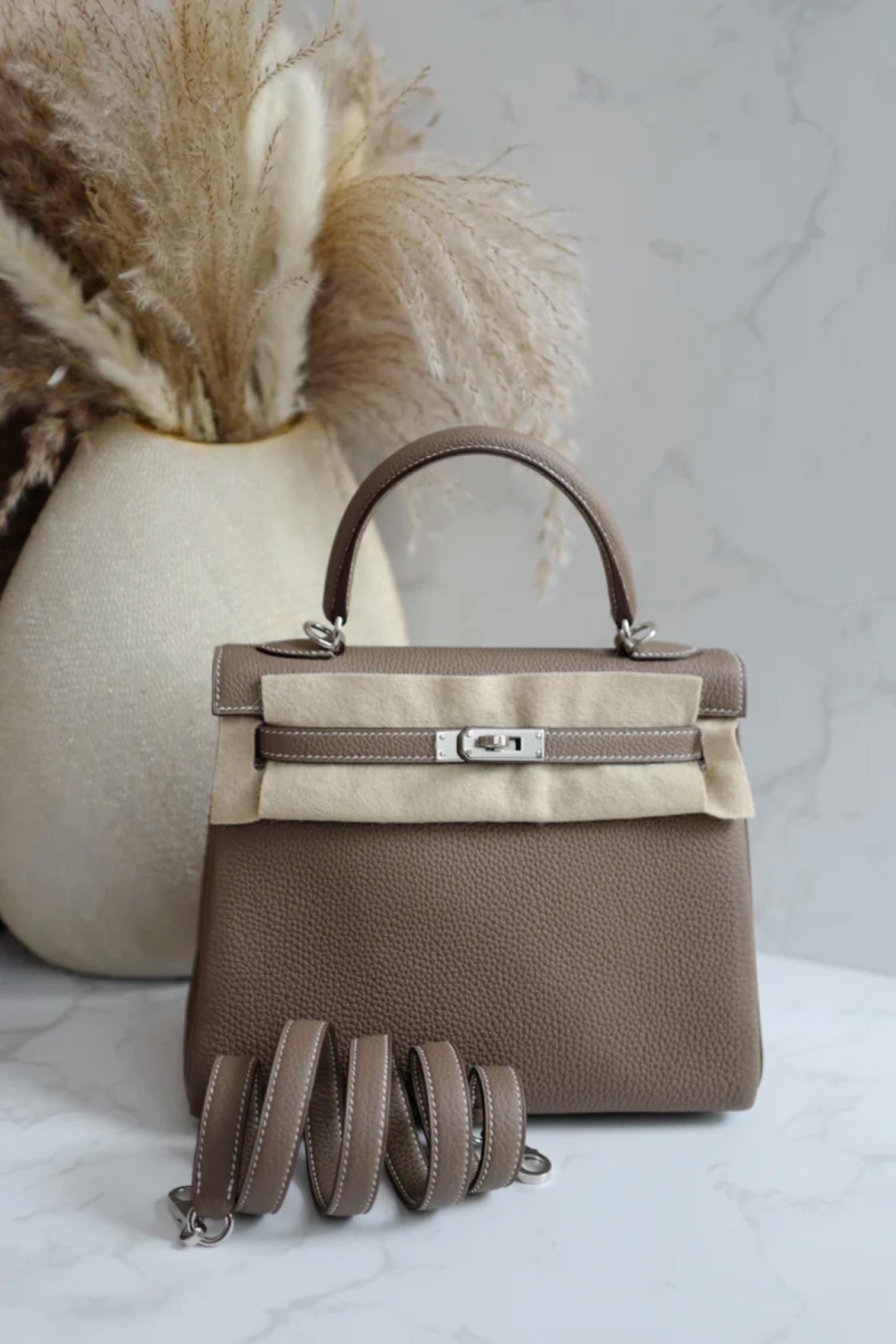 Grigio BNIB Hermes Kelly 25 Etoupe Togo Retourne Palladium HW Y 2020 NUOVO in vendita