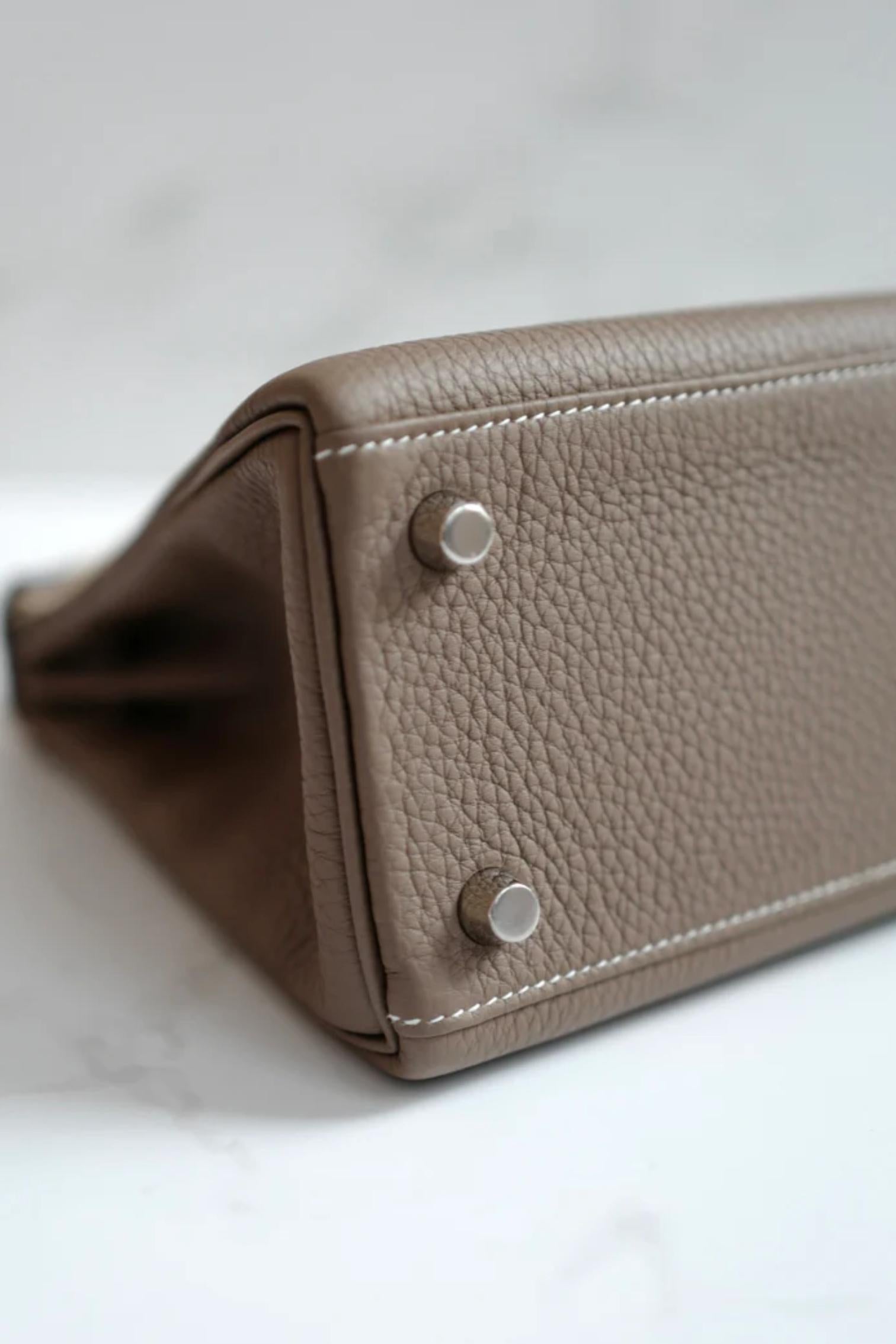 BNIB Hermes Kelly 25 Etoupe Togo Retourne Palladium HW Y 2020 NUOVO in vendita 2