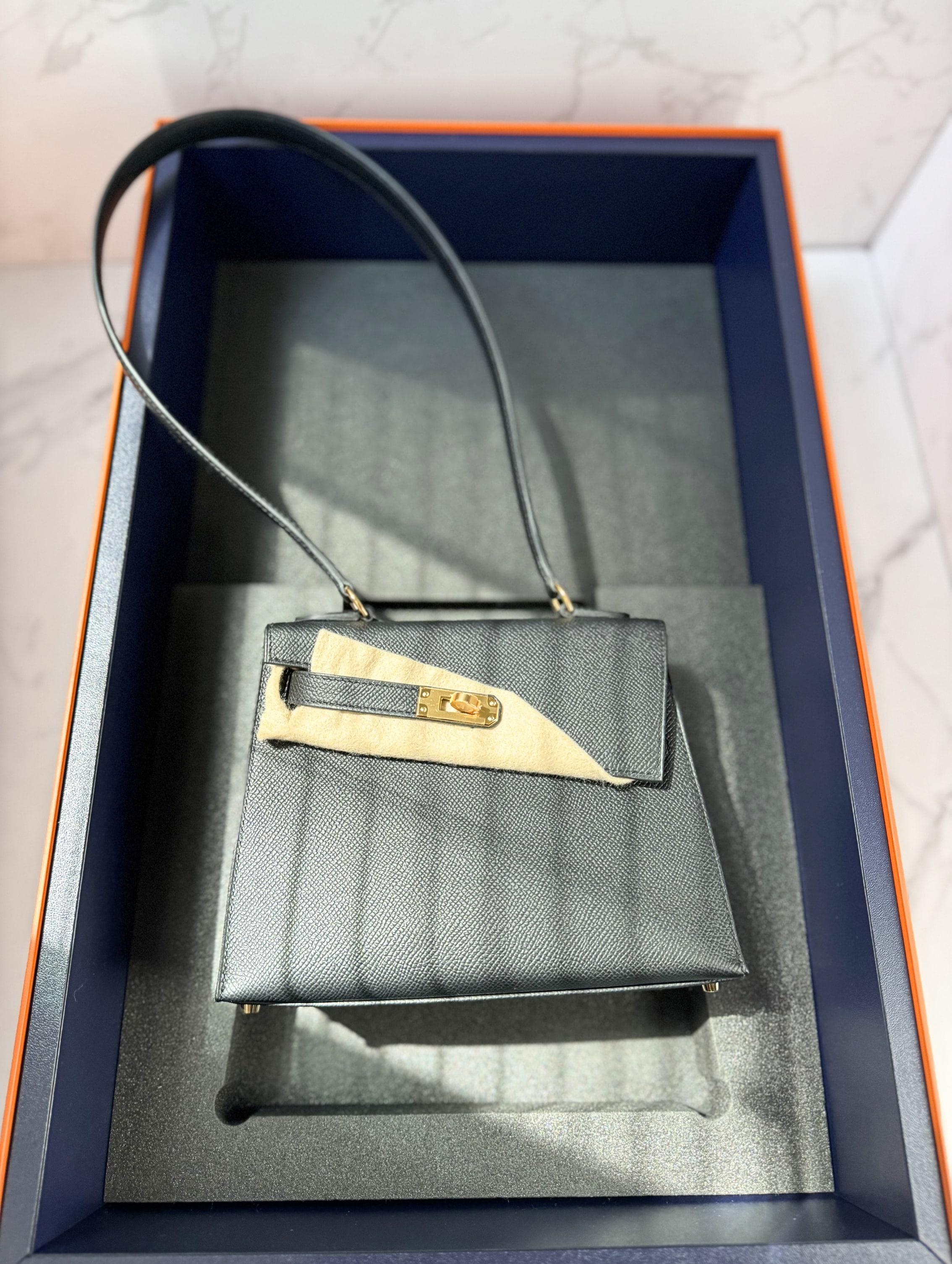 Le Kelly Désordre 20 d'Hermès est une réinterprétation moderne de la silhouette emblématique du Kelly, alliant l'élégance intemporelle à une touche asymétrique inattendue. Confectionné dans un luxueux cuir Epsom noir, le sac présente une texture