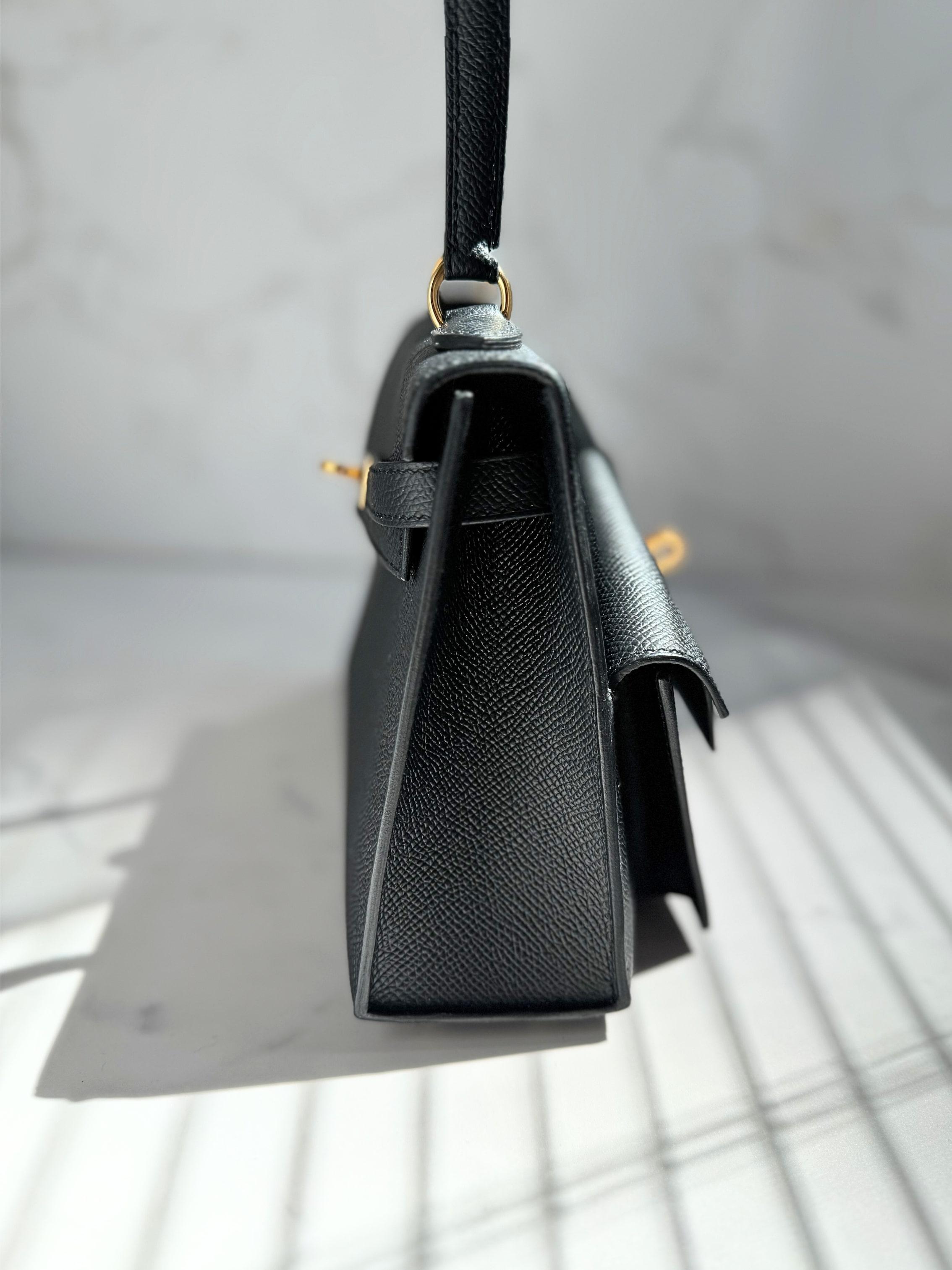 Noir BNIB Hermès Kelly Désordre Cuir d'Epsom noir avec quincaillerie dorée en vente