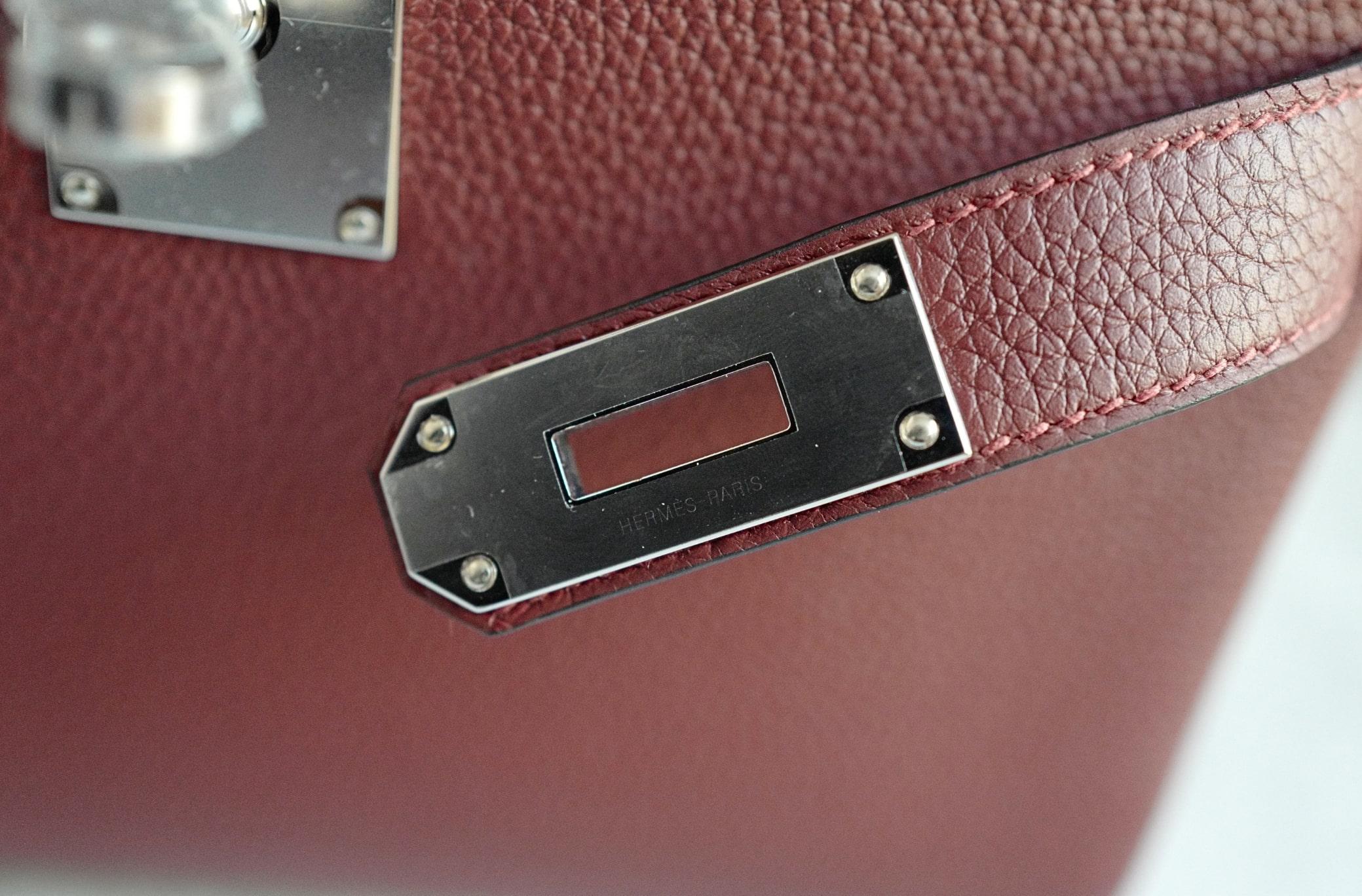 BNIB Hermès Kelly Messenger PM Rouge H Togo Leather Bag with Palladium Hardware im Angebot 6